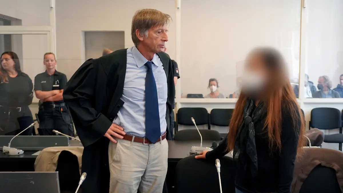 Die Angeklagte steht neben ihrem Anwalt im Gerichtssaal. Das Hanseatische Oberlandesgericht in Hamburg hat am Mittwoch eine IS-Rückkehrerin aus Bremen zu fünfeinhalb Jahren Haft verurteilt. Der Staatsschutzsenat sprach die 34 Jahre alte Mutter zweier Kinder wegen Mitgliedschaft in einer terroristischen Vereinigung im Ausland, Beihilfe zum Völkermord, Kriegsverbrechen und Verbrechen gegen die Menschlichkeit durch Versklavung schuldig.
