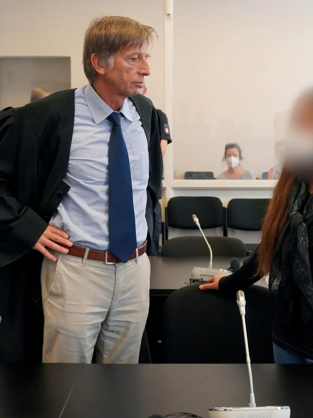 Die Angeklagte steht neben ihrem Anwalt im Gerichtssaal. Das Hanseatische Oberlandesgericht in Hamburg hat am Mittwoch eine IS-Rückkehrerin aus Bremen zu fünfeinhalb Jahren Haft verurteilt. Der Staatsschutzsenat sprach die 34 Jahre alte Mutter zweier Kinder wegen Mitgliedschaft in einer terroristischen Vereinigung im Ausland, Beihilfe zum Völkermord, Kriegsverbrechen und Verbrechen gegen die Menschlichkeit durch Versklavung schuldig.