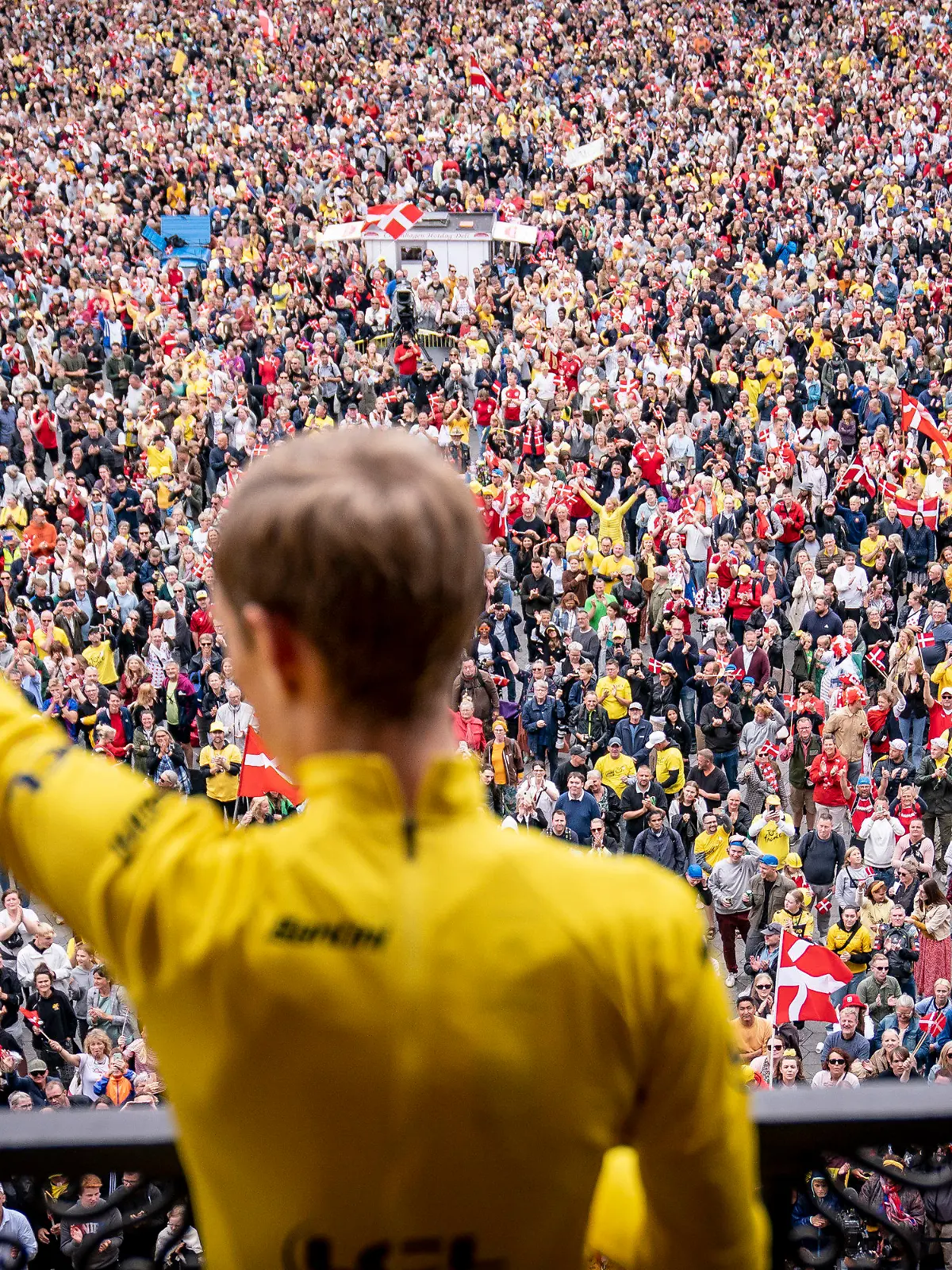 27.07.2022, Dänemark, Kopenhagen: Tour-Sieger Jonas Vingegaard aus Dänemark vom Team Jumbo-Visma jubelt auf dem Rathausbalkon seinen Fans zu. Abertausende Menschen jubelten dem 25-jährigen Dänen zu, als er vom Flughafen Kopenhagen-Kastrup in einem Cabrio Richtung Innenstadt fuhr und sich im Anschluss in seinem Gelben Trikot des Gesamtsiegers der Tour de France auf dem Kopenhagener Rathausbalkon zeigte. Foto: Thomas Sjoerup/Ritzau Scanpix Foto/AP/dpa +++ dpa-Bildfunk +++