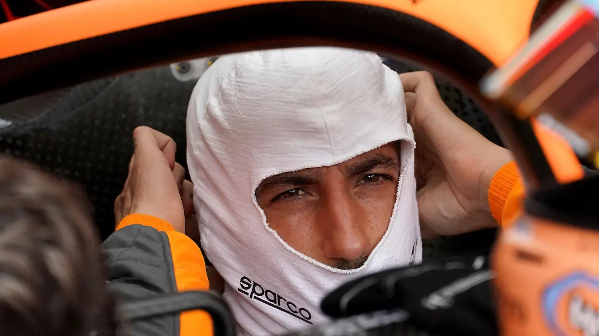 23.07.2022, Frankreich, Le Castellet: Motorsport: Formel-1-Weltmeisterschaft, vor dem Grand Prix von Frankreich, 3. Training: Daniel Ricciardo aus Australien vom Team McLaren bereitet sich auf das Training vor. Der Große Preis von Frankreich findet am 24.07.2022 statt. Foto: Hasan Bratic/dpa +++ dpa-Bildfunk +++
