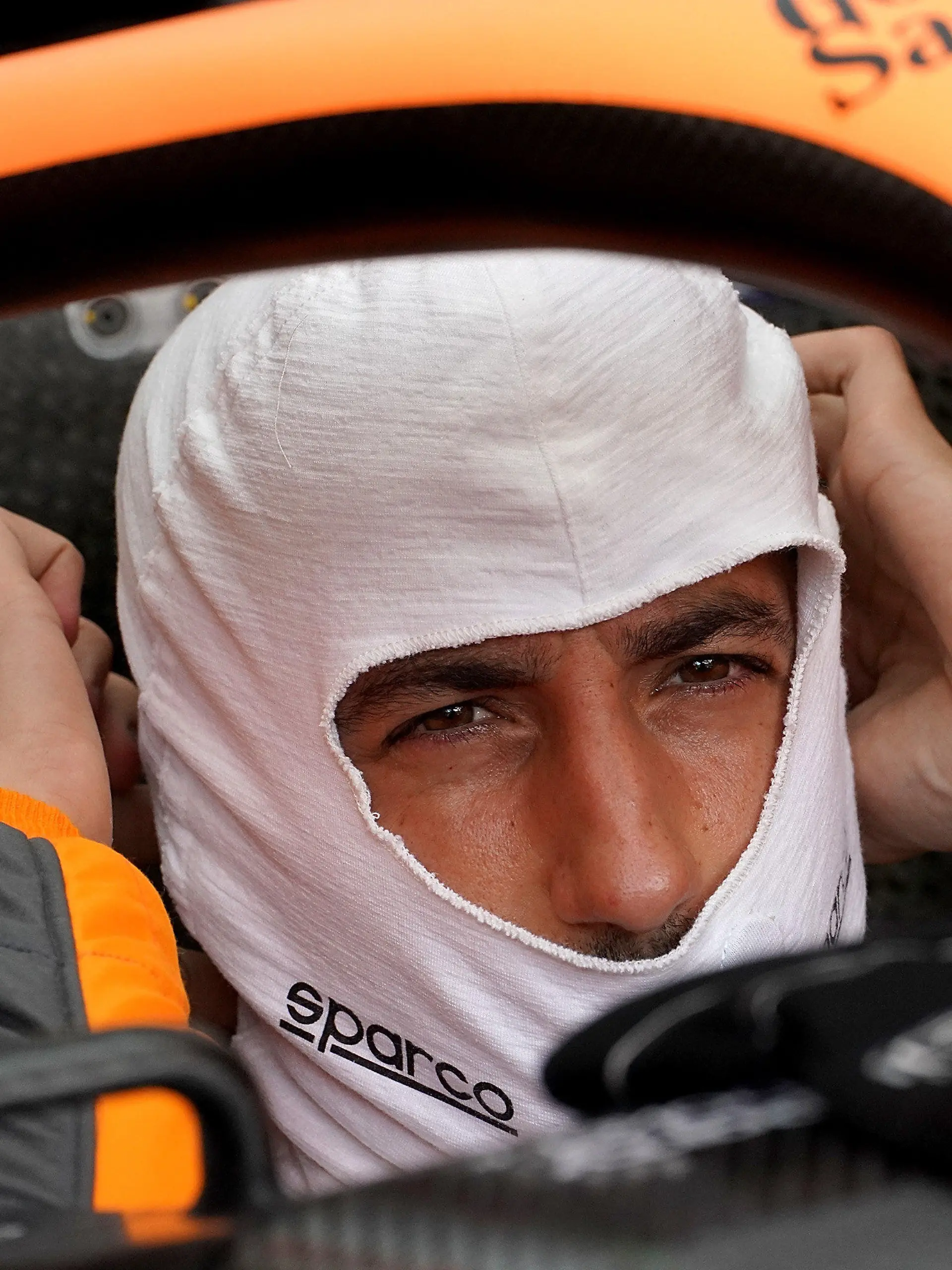 23.07.2022, Frankreich, Le Castellet: Motorsport: Formel-1-Weltmeisterschaft, vor dem Grand Prix von Frankreich, 3. Training: Daniel Ricciardo aus Australien vom Team McLaren bereitet sich auf das Training vor. Der Große Preis von Frankreich findet am 24.07.2022 statt. Foto: Hasan Bratic/dpa +++ dpa-Bildfunk +++