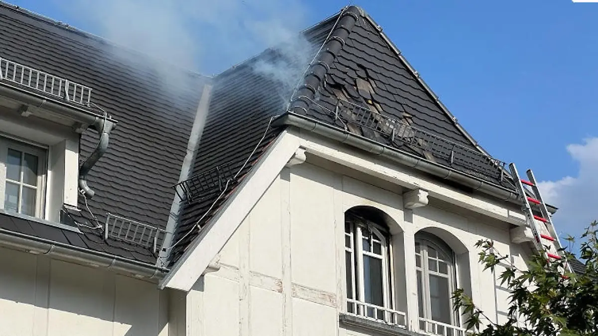 Die Räuchermethode des Kammerjägers setzt den Dachstuhl des Einfamilienhauses in Brand.