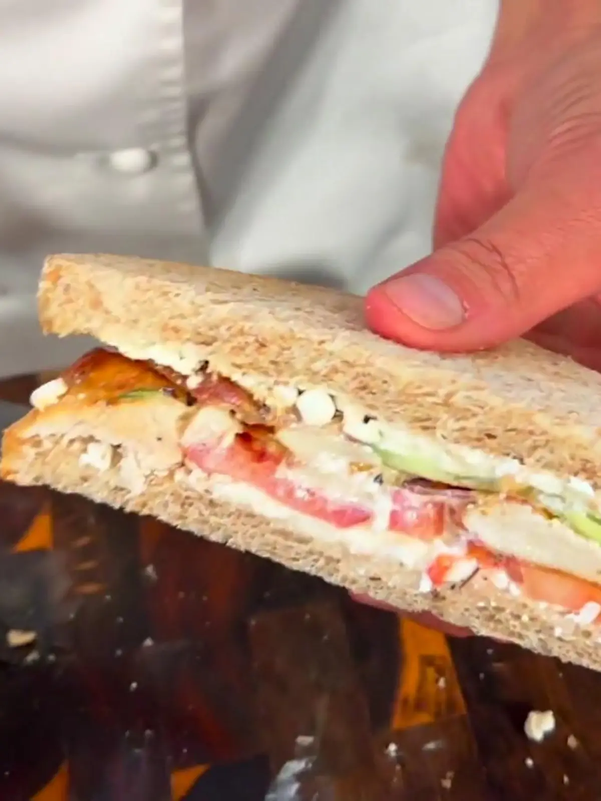 Sandwiches sind ein absoluter Klassiker, wenn es darum geht, unterwegs unkompliziert satt zu werden. Besonders beliebt: Das Club-Sandwich mit zarter Hähnchenbrust, frischem Salat, Tomaten, Gurken und knusprigem Bacon.
