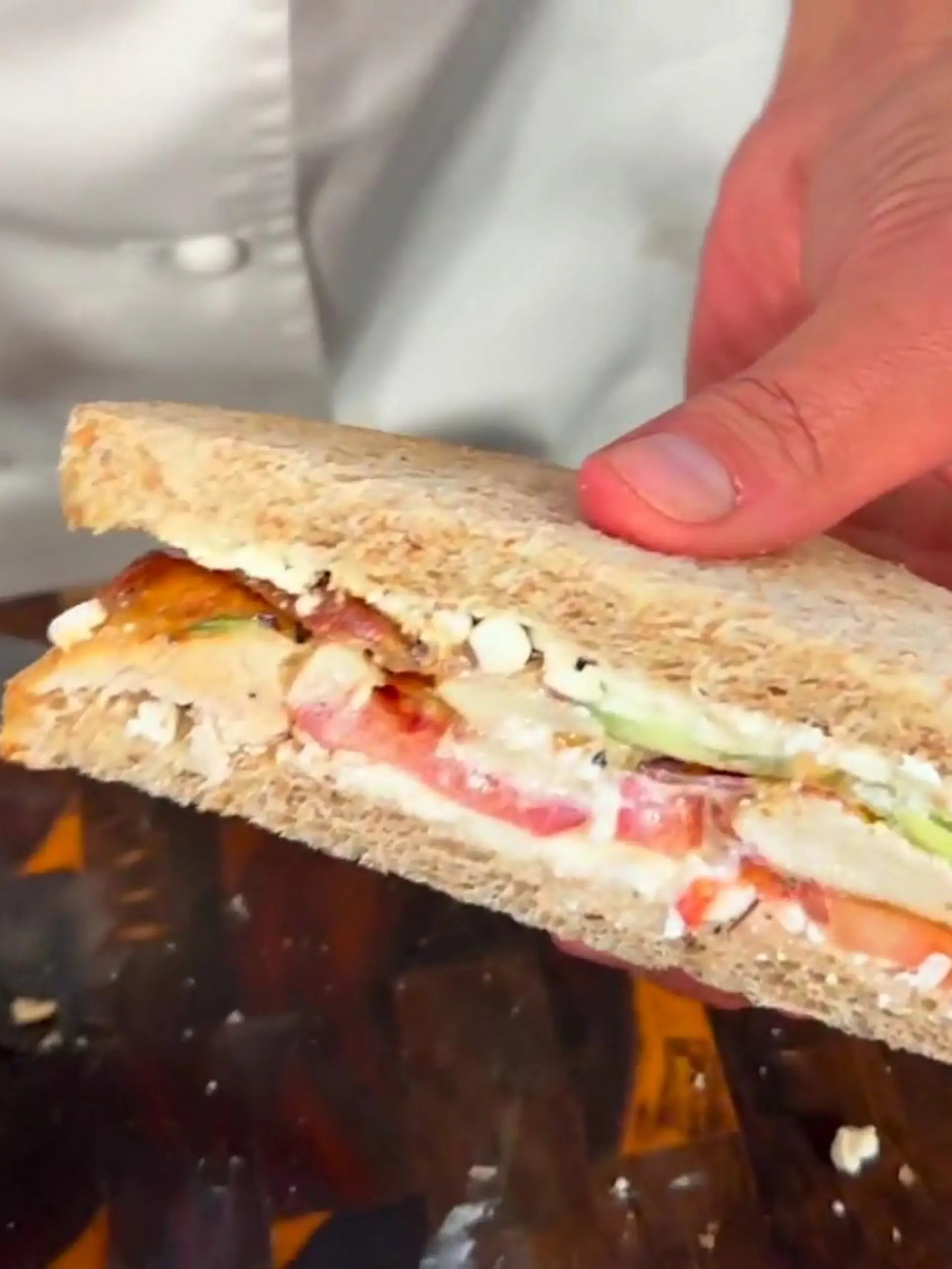 Sandwiches sind ein absoluter Klassiker, wenn es darum geht, unterwegs unkompliziert satt zu werden. Besonders beliebt: Das Club-Sandwich mit zarter Hähnchenbrust, frischem Salat, Tomaten, Gurken und knusprigem Bacon.