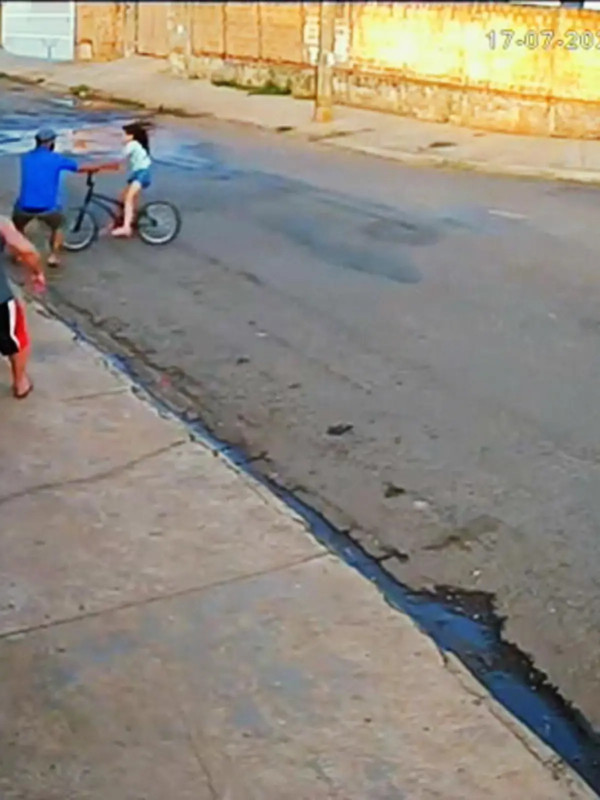 Plötzlich verliert ein Mädchen beim Fahrradfahren die Kontrolle. Zum Glück reagiert ein Mann blitzschnell.