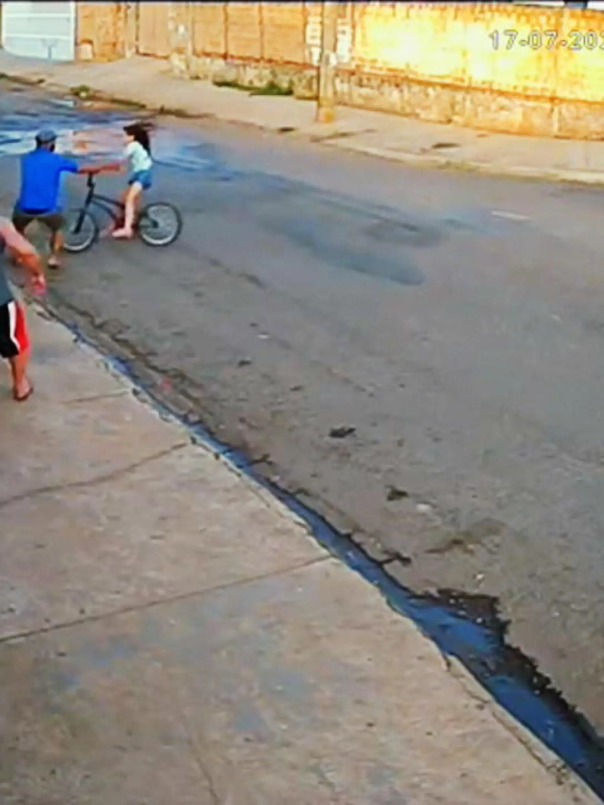 Plötzlich verliert ein Mädchen beim Fahrradfahren die Kontrolle. Zum Glück reagiert ein Mann blitzschnell.