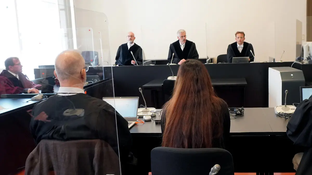 Die Angeklagte (M) sitzt im Gerichtssaal. Das Hanseatische Oberlandesgericht in Hamburg hat am Mittwoch eine IS-Rückkehrerin aus Bremen zu fünfeinhalb Jahren Haft verurteilt. Der Staatsschutzsenat sprach die 34 Jahre alte Mutter zweier Kinder wegen Mitgliedschaft in einer terroristischen Vereinigung im Ausland, Beihilfe zum Völkermord, Kriegsverbrechen und Verbrechen gegen die Menschlichkeit durch Versklavung schuldig.