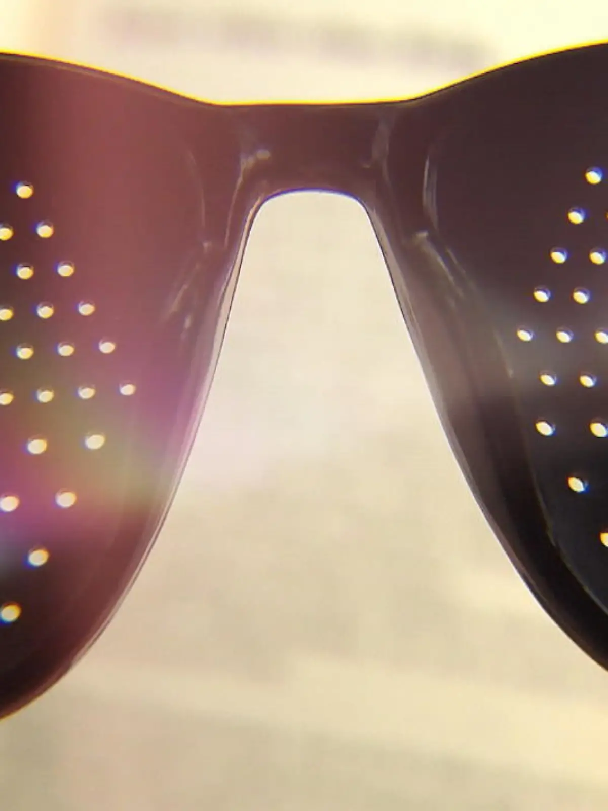 Können wir mit dieser Brille besser sehen? Man schaut durch ganz viele kleine Löcher und das trainiert angeblich die Augen und damit auch die Sehkraft. Und das ist auch nötig, denn Studien zeigen, dass schon immer mehr Kinder kurzsichtig werden - das liegt vor allem an Handys, Laptops und Konsolen. Unsere Reporterin Jenny Richter zeigt Ihnen ein paar kleine Übungen, die helfen sollen und klärt auch, wie diese Brille genau funktioniert.
