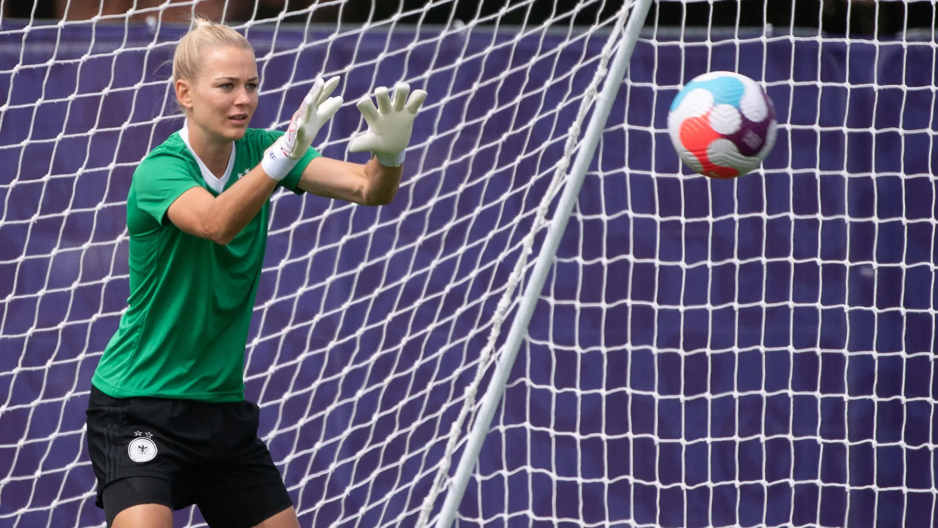 06.07.2022, Großbritannien, London: Fußball: Nationalmannschaft, Frauen, EM 2022, Training Deutschland: Merle Frohms trainiert. Foto: Sebastian Gollnow/dpa - WICHTIGER HINWEIS: Gemäß den Vorgaben der DFL Deutsche Fußball Liga bzw. des DFB Deutscher Fußball-Bund ist es untersagt, in dem Stadion und/oder vom Spiel angefertigte Fotoaufnahmen in Form von Sequenzbildern und/oder videoähnlichen Fotostrecken zu verwerten bzw. verwerten zu lassen. +++ dpa-Bildfunk +++