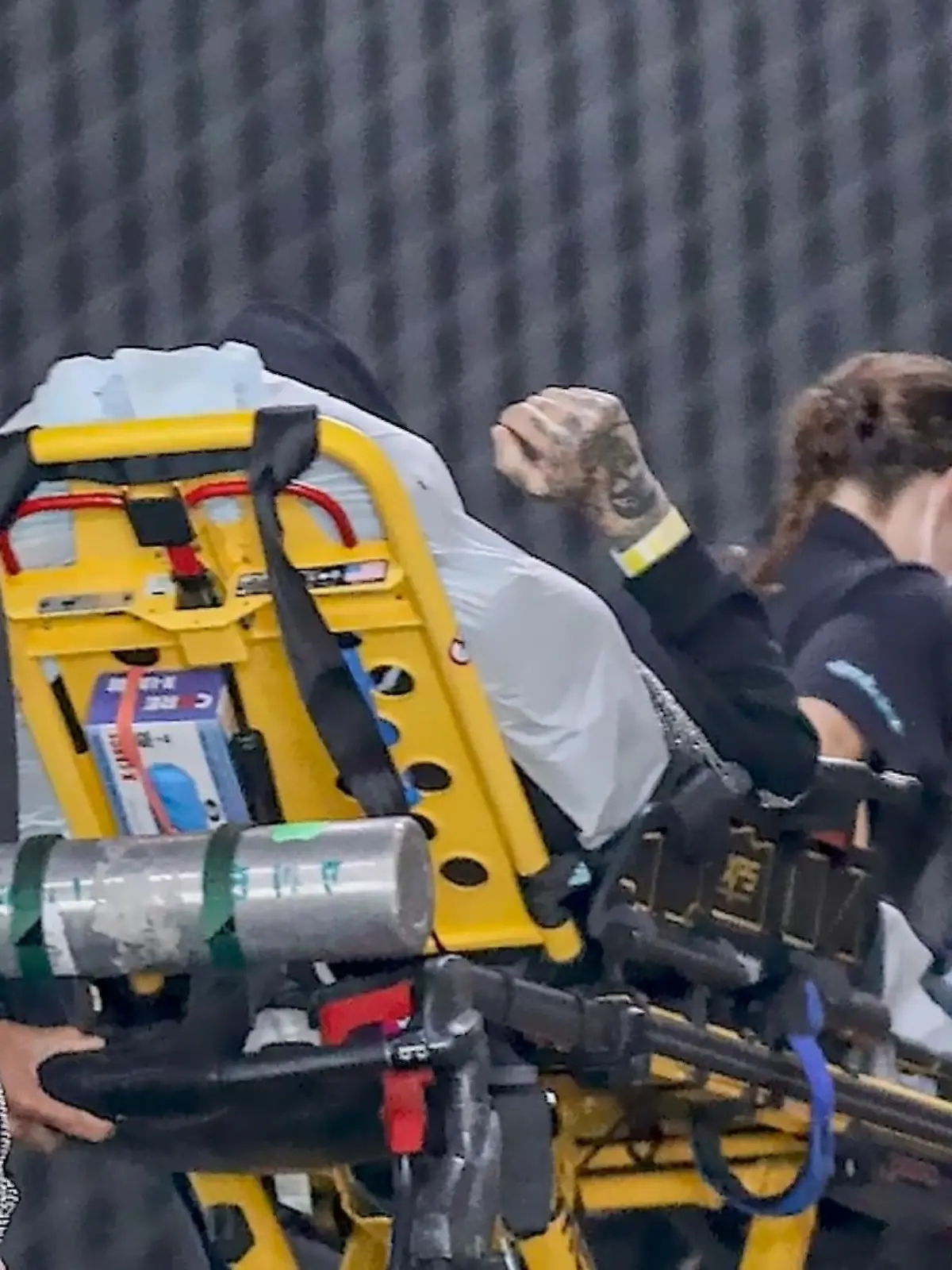 Bild zu: "Travis Barker in Klinik eingeliefert"