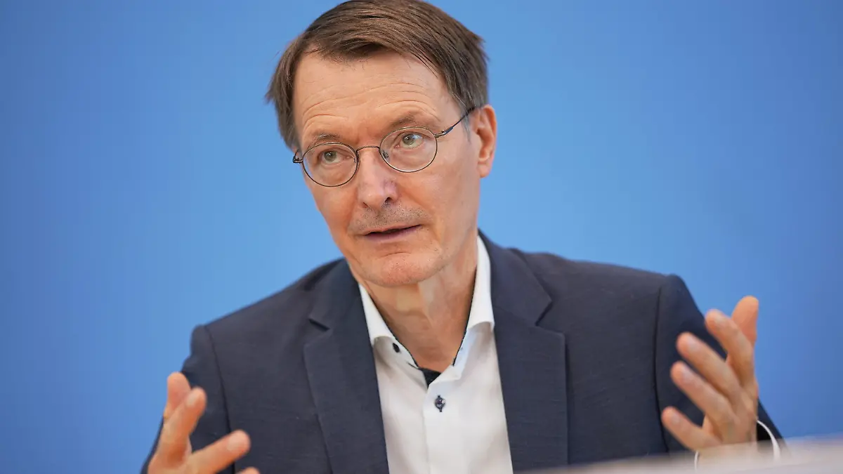 ARCHIV - 17.06.2022, Berlin: Karl Lauterbach (SPD), Bundesminister für Gesundheit, spricht bei einer Pressekonferenz zur Corona-Lage im Sommer in der Bundespressekonferenz. Anders als der Kanzler und die FDP möchte Bundesgesundheitsminister Karl Lauterbach bei der anstehenden Vorbereitung auf eine große Corona-Welle im Herbst auch Schulschließungen nicht völlig ausschließen. (zu dpa: «Lauterbach: Schulschließungen nicht gänzlich ausschließen») Foto: Michael Kappeler/dpa +++ dpa-Bildfunk +++