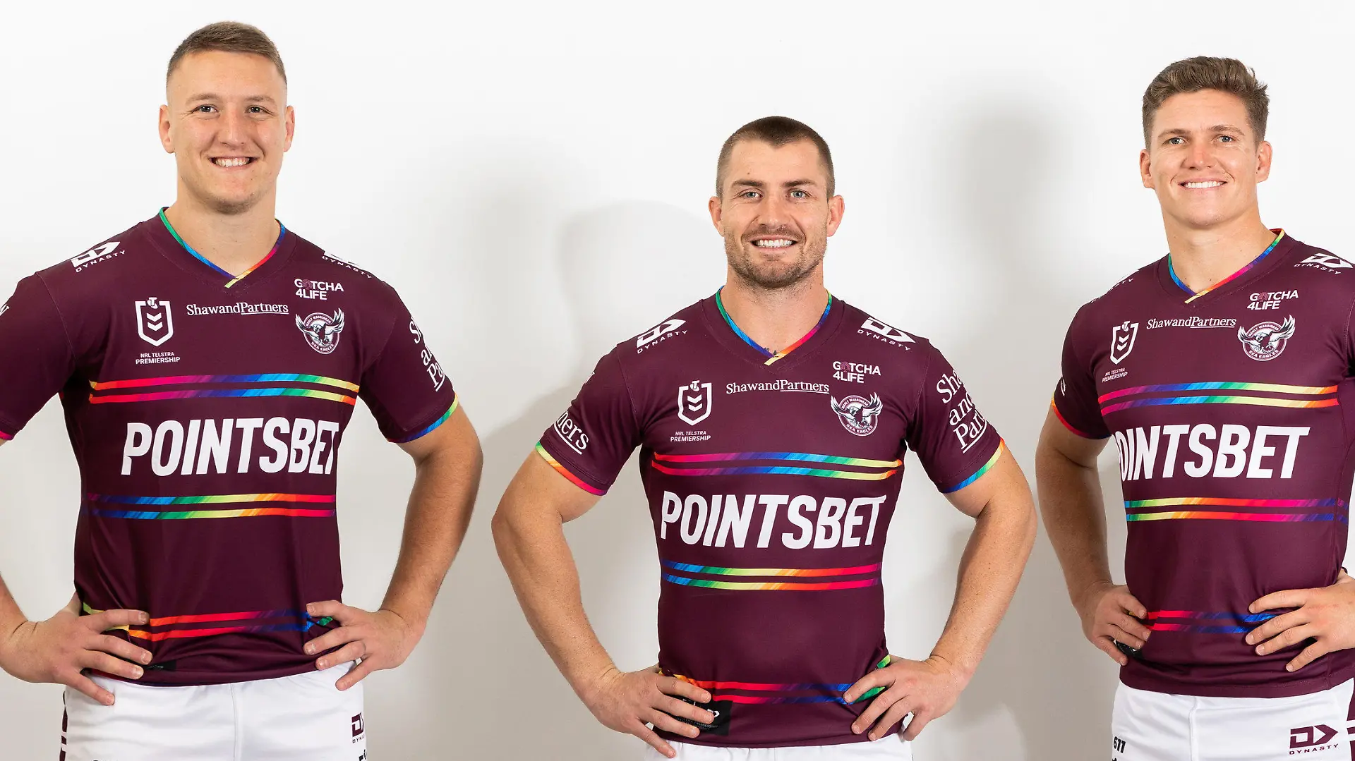HANDOUT - 20.07.2022, Australien, Sydney: Ein am Montag, den 25. Juli 2022, zur Verfügung gestelltes Bild zeigt die Spieler Sean Keppie (l-r), Kieran Foran und Reuben Garrick, die das Regenbogen-Trikot der Manly Warring Sea Eagles tragen. (zu dpa Australien: Rugby-Spieler verweigern Tragen von Regenbogen-Trikot) Foto: Handout/MANLY WARRINGAH SEA EAGLES/dpa - ACHTUNG: Nur zur redaktionellen Verwendung im Zusammenhang mit einer Berichterstattung und nur mit vollständiger Nennung des vorstehenden Credits +++ dpa-Bildfunk +++