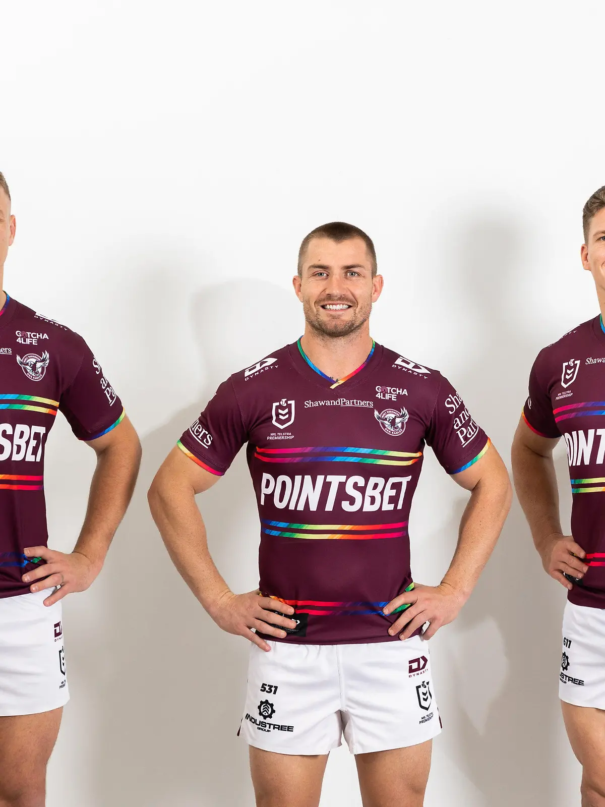 HANDOUT - 20.07.2022, Australien, Sydney: Ein am Montag, den 25. Juli 2022, zur Verfügung gestelltes Bild zeigt die Spieler Sean Keppie (l-r), Kieran Foran und Reuben Garrick, die das Regenbogen-Trikot der Manly Warring Sea Eagles tragen. (zu dpa Australien: Rugby-Spieler verweigern Tragen von Regenbogen-Trikot) Foto: Handout/MANLY WARRINGAH SEA EAGLES/dpa - ACHTUNG: Nur zur redaktionellen Verwendung im Zusammenhang mit einer Berichterstattung und nur mit vollständiger Nennung des vorstehenden Credits +++ dpa-Bildfunk +++