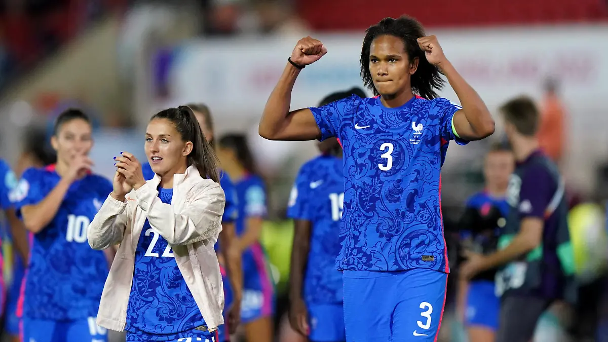 ARCHIV - 23.07.2022, Großbritannien, Rotherham: Fußball, Frauen: EM, Frankreich - Niederlande, Finalrunde, Viertelfinale: Frankreichs Wendie Renard (r) und Eve Perisset feiern nach dem Spiel. Im Vereinsfußball gibt's keine zweite Frau wie sie - 15 mal französische Meisterin, neunmal Pokalsiegerin und acht mal Champions League-Gewinnerin mit Olympique Lyon. Nicht nur deshalb, sondern auch wegen ihrer 1,87 Meter ragt Frankreichs Kapitänin Wendie Renard von Deutschlands Halbfinal-Gegner bei der Europameisterschaft in England heraus. Foto: Tim Goode/PA Wire/dpa +++ dpa-Bildfunk +++