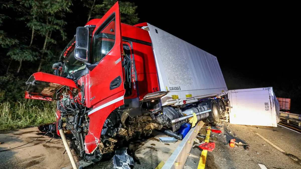 Durch das Ausweichmanöver crasht der Sattelzug in die Baustellenabsperrung auf der A7. Die Achse reißt ab, der Anhänger kippt um.