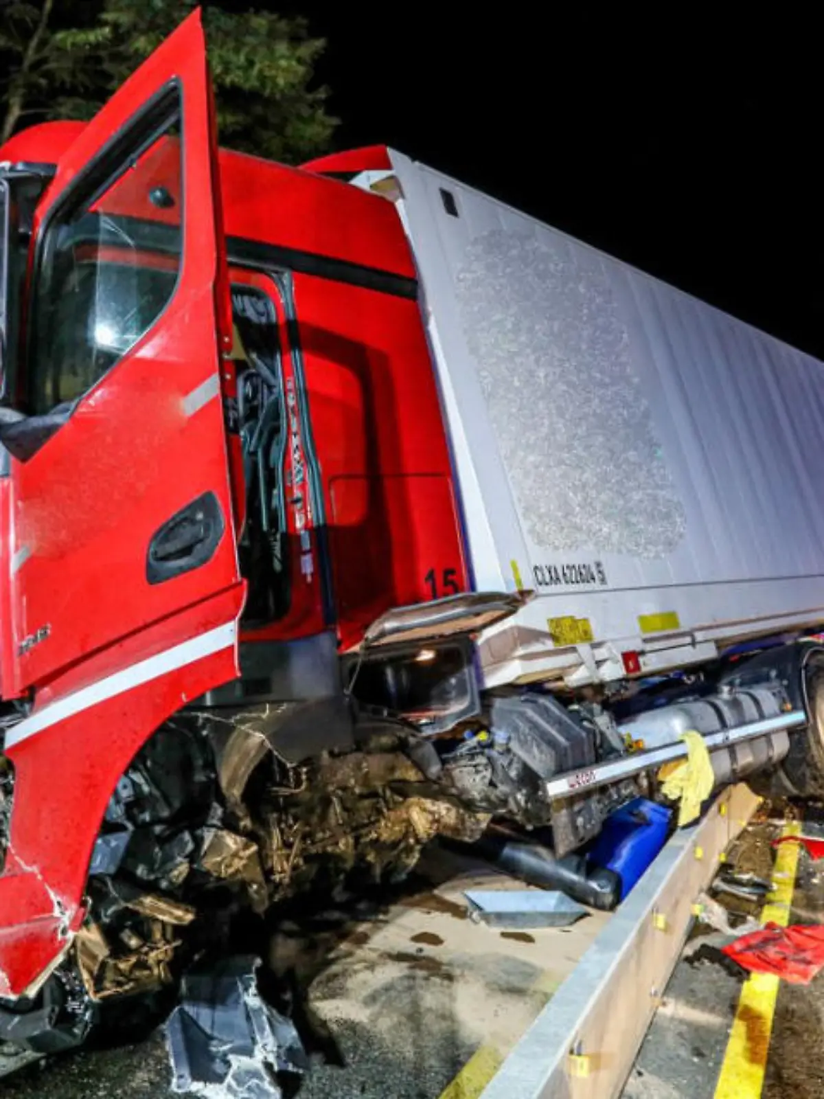 Durch das Ausweichmanöver crasht der Sattelzug in die Baustellenabsperrung auf der A7. Die Achse reißt ab, der Anhänger kippt um.