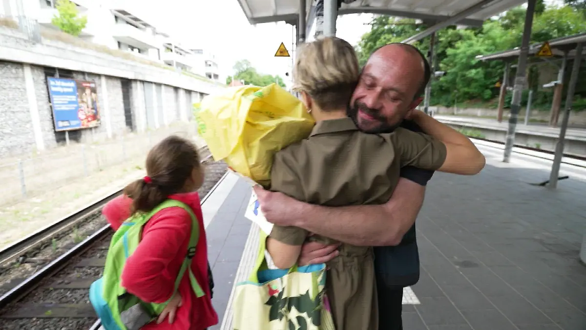 Am S-Bahnhof Blankenese schließt Kostyiantin Welyczko seine Ex-Frau Svitlana und seine Tochter Yeva in die Arme: „Als ich im Gefängnis war, habe ich rund um die Uhr an sie gedacht.“