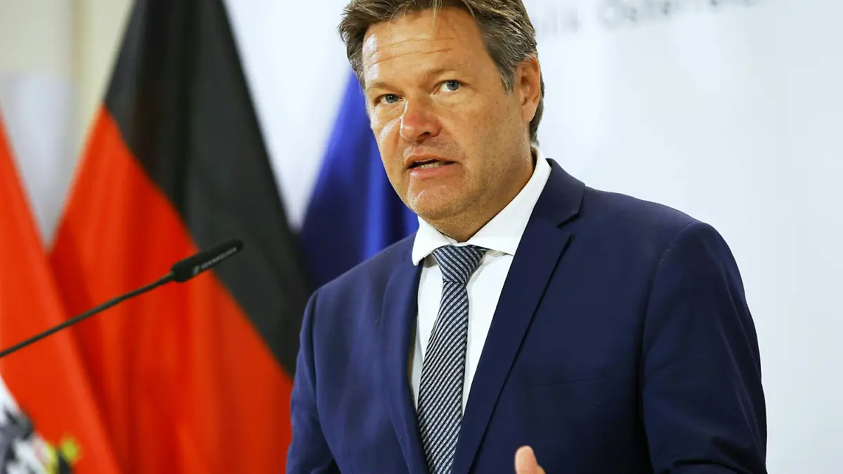 12.07.2022, Österreich, Wien: Robert Habeck (Bündnis 90/Die Grünen), Bundesminister für Wirtschaft und Klimaschutz, spricht bei einer Pressekonferenz mit der Klimaschutzministerin von Österreich. Foto: Tobias Steinmaurer/APA/dpa +++ dpa-Bildfunk +++