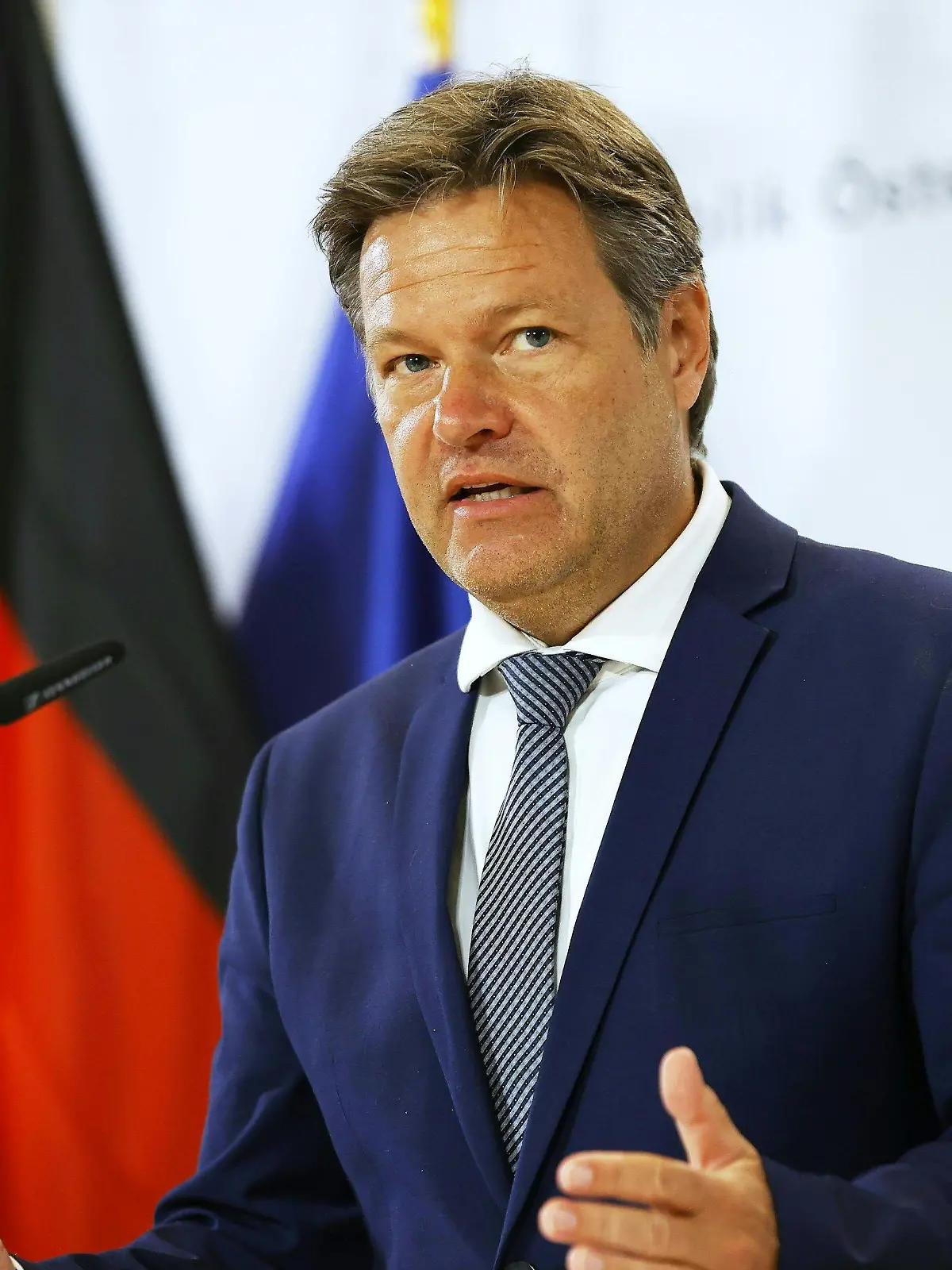 12.07.2022, Österreich, Wien: Robert Habeck (Bündnis 90/Die Grünen), Bundesminister für Wirtschaft und Klimaschutz, spricht bei einer Pressekonferenz mit der Klimaschutzministerin von Österreich. Foto: Tobias Steinmaurer/APA/dpa +++ dpa-Bildfunk +++