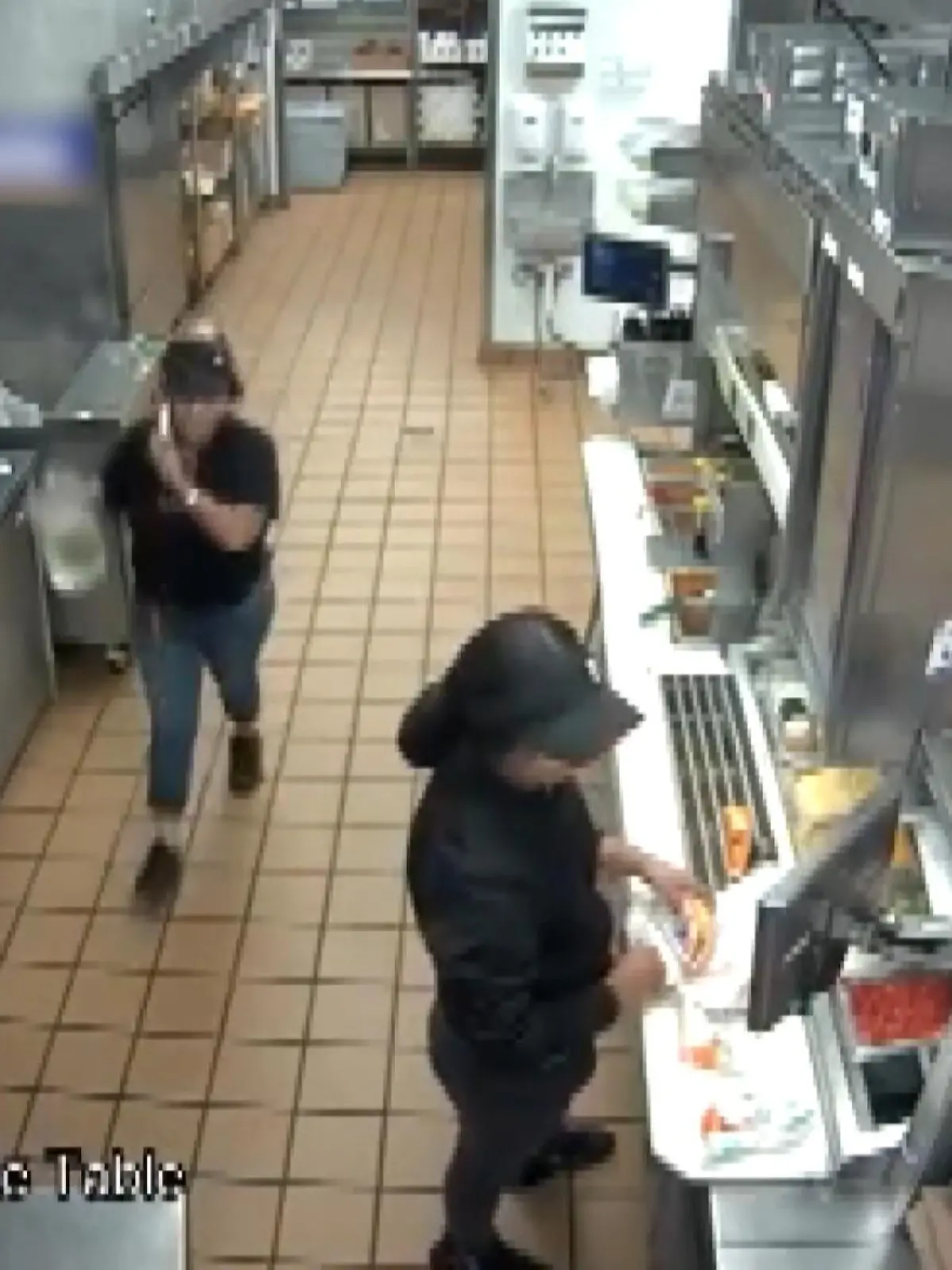 Die Managerin eines Fast-Food-Restaurants kippt im Streit kochendes Wasser über eine Kundin und ein minderjähriges Mädchen.
Zuvor hatten die beiden zweimal im Drive-In eine unvollständige Bestellung erhalten und gingen deswegen in das Restaurant.
Die Managerin sperrt darauf die Türen zu, holt das Wasser und kippt es über sie. Die Opfer erleiden schwere Verbrennungen und Traumata, sie verklagen die Fast-Food-Kette nun auf eine Million Dollar Schadenersatz.
