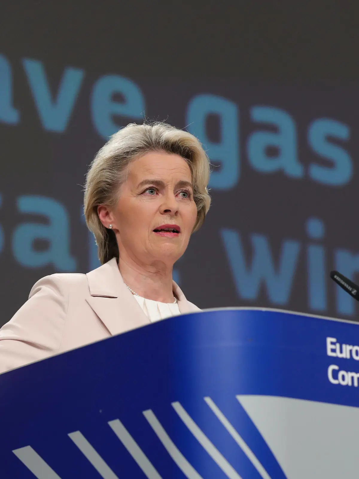 News Themen der Woche KW29 220721 -- BRUSSELS, July 21, 2022 -- European Commission President Ursula von der Leyen speaks at a press conference in Brussels, Belgium, July 20, 2022. The European Commission on Wednesday unveiled proposals for member states to reduce their gas consumption by 15 percent from Aug. 1 till the end of March 2023. The plan, named Save Gas for a Safe Winter, calls on governments to campaign for households to lower the thermostat, limit heating or cooling in public buildings, and give industry incentives to use alternative fuels where possible or reduce gas consumption.  BELGIUM-BRUSSELS-EU-GAS CONSUMPTION-REDUCTION PLAN ZhengxHuansong PUBLICATIONxNOTxINxCHN
