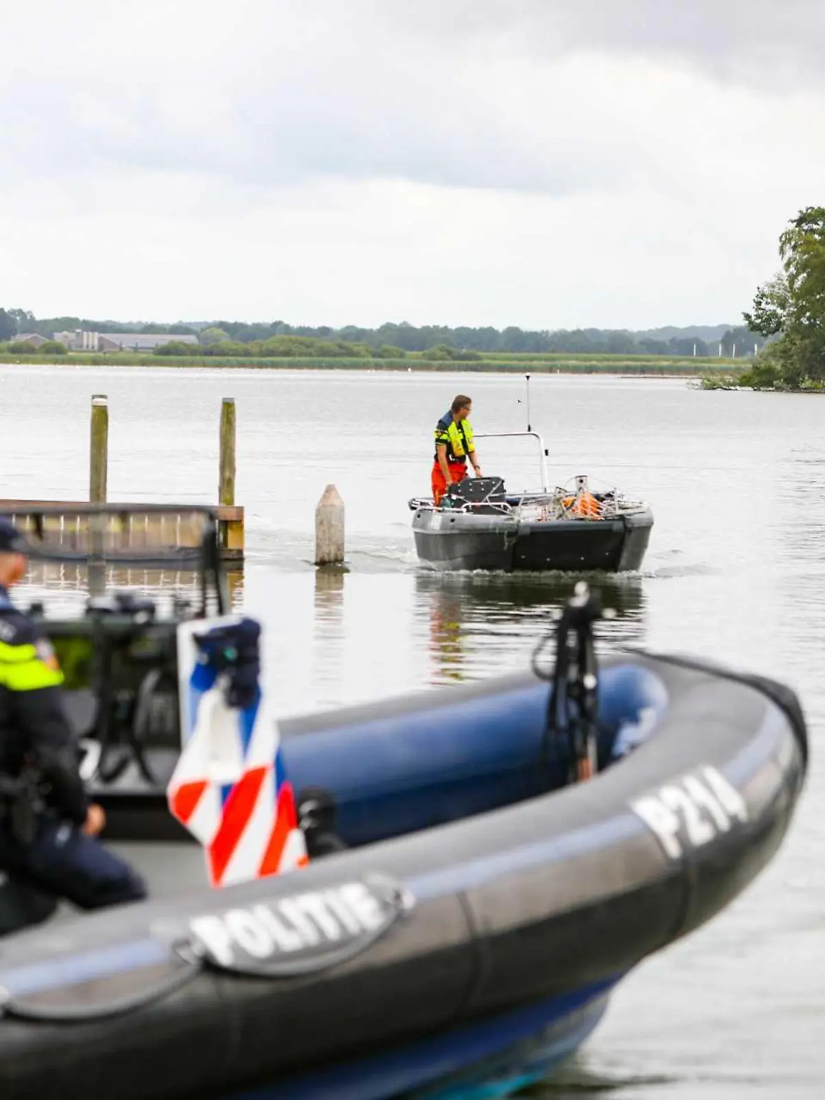 22.07.2022, Niederlande, Biddinghuizen: Polizisten und andere Rettungskräfte sind im Einsatz, um eine Leiche zu bergen, nachdem eine deutsche Familie beim Kanufahren auf dem Veluwemeer verunglückt ist. Foto: News United/ANP/dpa +++ dpa-Bildfunk +++