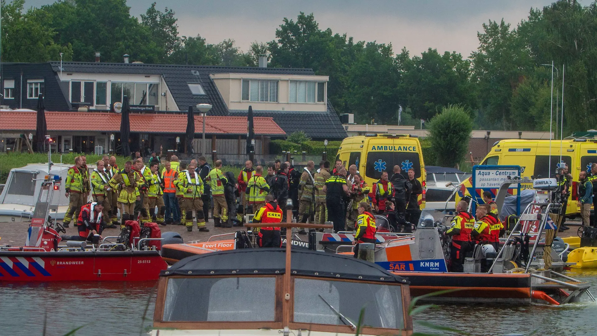21.07.2022, Niederlande, Biddinghuizen: Mehrere Not- und Rettungsdienste sind im Einsatz, eingesetzt, nachdem eine deutsche Familie beim Kanufahren auf dem Veluwemeer verunglückt ist. Die Mutter der Familie starb, der Vater und ein Kind seien vermisst und vermutlich ertrunken, teilte die Polizei mit. Die Suche sei unterbrochen worden. Die Mutter und eine etwa sieben Jahre alte Tochter waren den Angaben zufolge zunächst gerettet worden. Rettungskräfte hatten nach Angaben der Polizei vergeblich versucht, die Frau wiederzubeleben. Foto: News United/ANP/dpa +++ dpa-Bildfunk +++