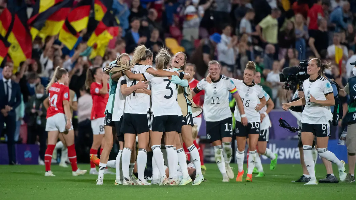 Kathrin Kathy Hendrich Deutschland 3, Tabea Waßmuth Deutschland 18, Lena Lattwein Deutschland 4, Alexandra Popp Deutschland 11, Linda Dallmann Deutschland 16 und Team jubeln ueber den Sieg, GBR, Deutschland vs. Oesterreich, Fussball UEFA Womens EURO 2022, Viertelfinale, 21.07.2022 GBR, Deutschland vs. Oesterreich, Fussball UEFA Womens EURO 2022, Viertelfinale, 21.07.2022 Brentford *** Kathrin Kathy Hendrich Germany 3 , Tabea Waßmuth Germany 18 , Lena Lattwein Germany 4 , Alexandra Popp Germany 11 , Linda Dallmann Germany 16 and team cheer on victory, GBR, Germany vs Austria, Football UEFA Womens EURO 2022, Quarter Finals, 21 07 2022 GBR, Germany vs Austria, Football UEFA Womens EURO 2022, Quarter Finals, 21 07 2022 Brentford Copyright: xEibner/Memmlerx EP_MMR