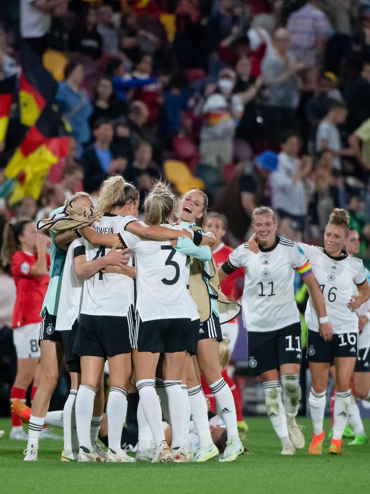  Kathrin Kathy Hendrich Deutschland 3, Tabea Waßmuth Deutschland 18, Lena Lattwein Deutschland 4, Alexandra Popp Deutschland 11, Linda Dallmann Deutschland 16 und Team jubeln ueber den Sieg, GBR, Deutschland vs. Oesterreich, Fussball UEFA Womens EURO 2022, Viertelfinale, 21.07.2022 GBR, Deutschland vs. Oesterreich, Fussball UEFA Womens EURO 2022, Viertelfinale, 21.07.2022 Brentford *** Kathrin Kathy Hendrich Germany 3 , Tabea Waßmuth Germany 18 , Lena Lattwein Germany 4 , Alexandra Popp Germany 11 , Linda Dallmann Germany 16 and team cheer on victory, GBR, Germany vs Austria, Football UEFA Womens EURO 2022, Quarter Finals, 21 07 2022 GBR, Germany vs Austria, Football UEFA Womens EURO 2022, Quarter Finals, 21 07 2022 Brentford Copyright: xEibner/Memmlerx EP_MMR
