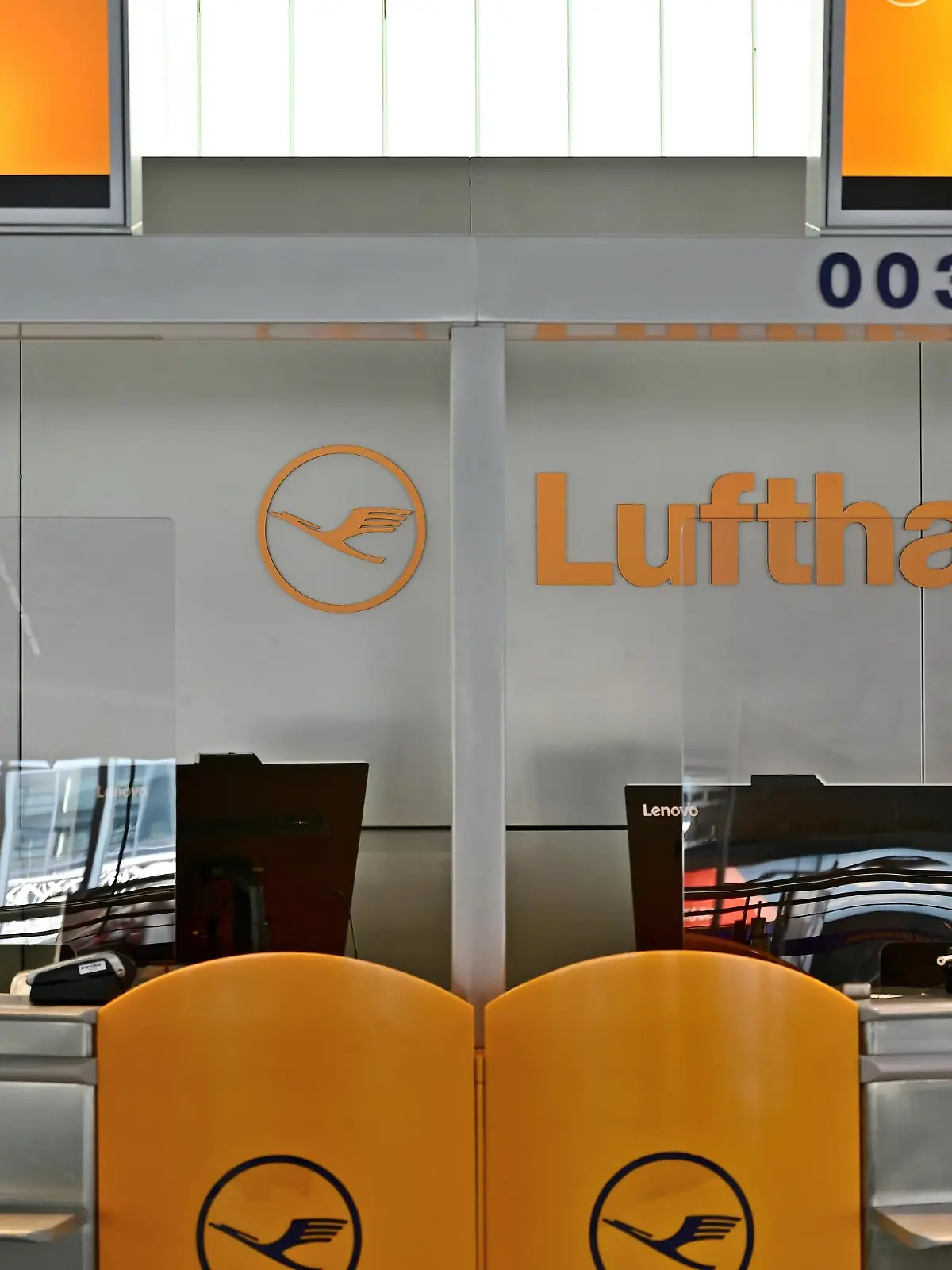 Symbolbild "Lufthansa" Lufthansa Schalter im Terminal 1 des Frankfurter Flughafen Fraport