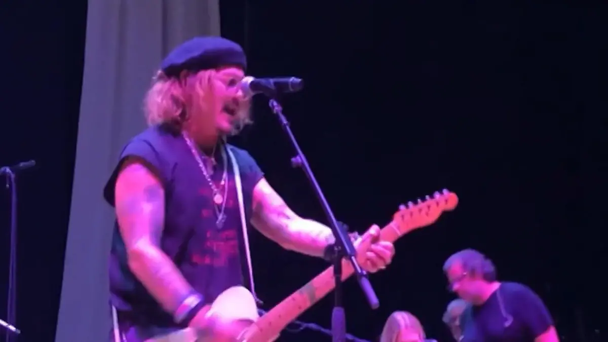Johnny Depp lenkt sich vom Prozess mit Amber Heard ab Überraschungs-Auftritt bei Rockkonzert!