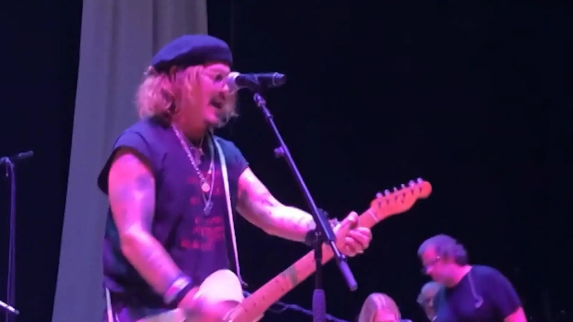 Johnny Depp lenkt sich vom Prozess mit Amber Heard ab Überraschungs-Auftritt bei Rockkonzert!