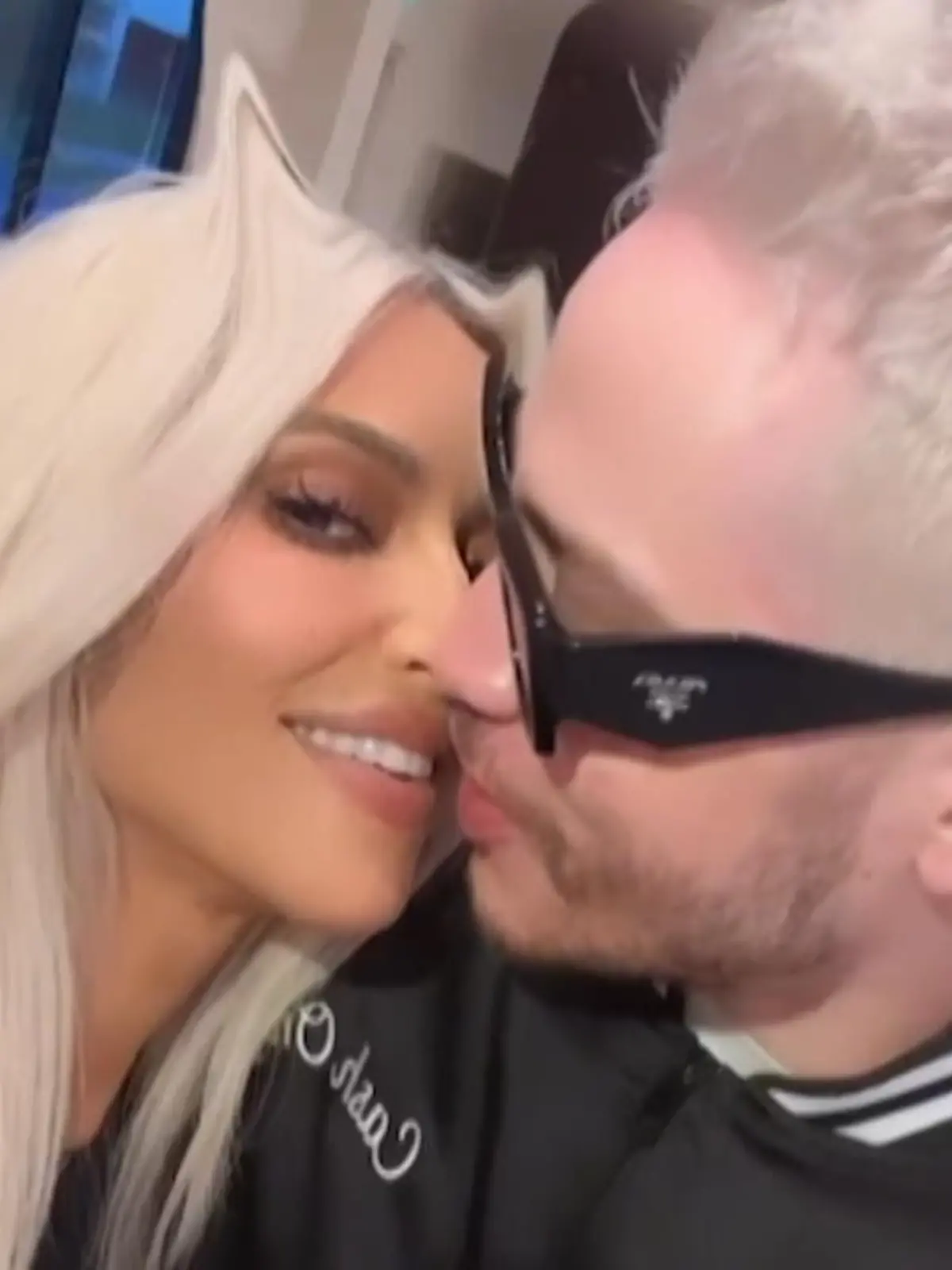 Bild zu: "Kim knutscht Pete"