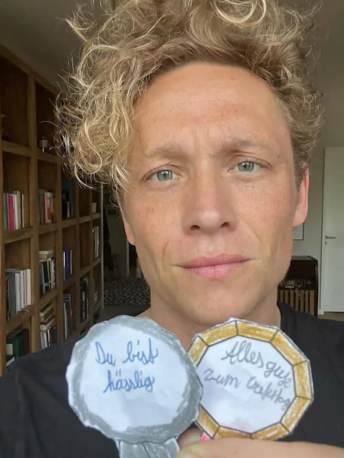 Bild zu: "Matthias Schweighöfer: "Hässlige" Grüße zum Vatertag"