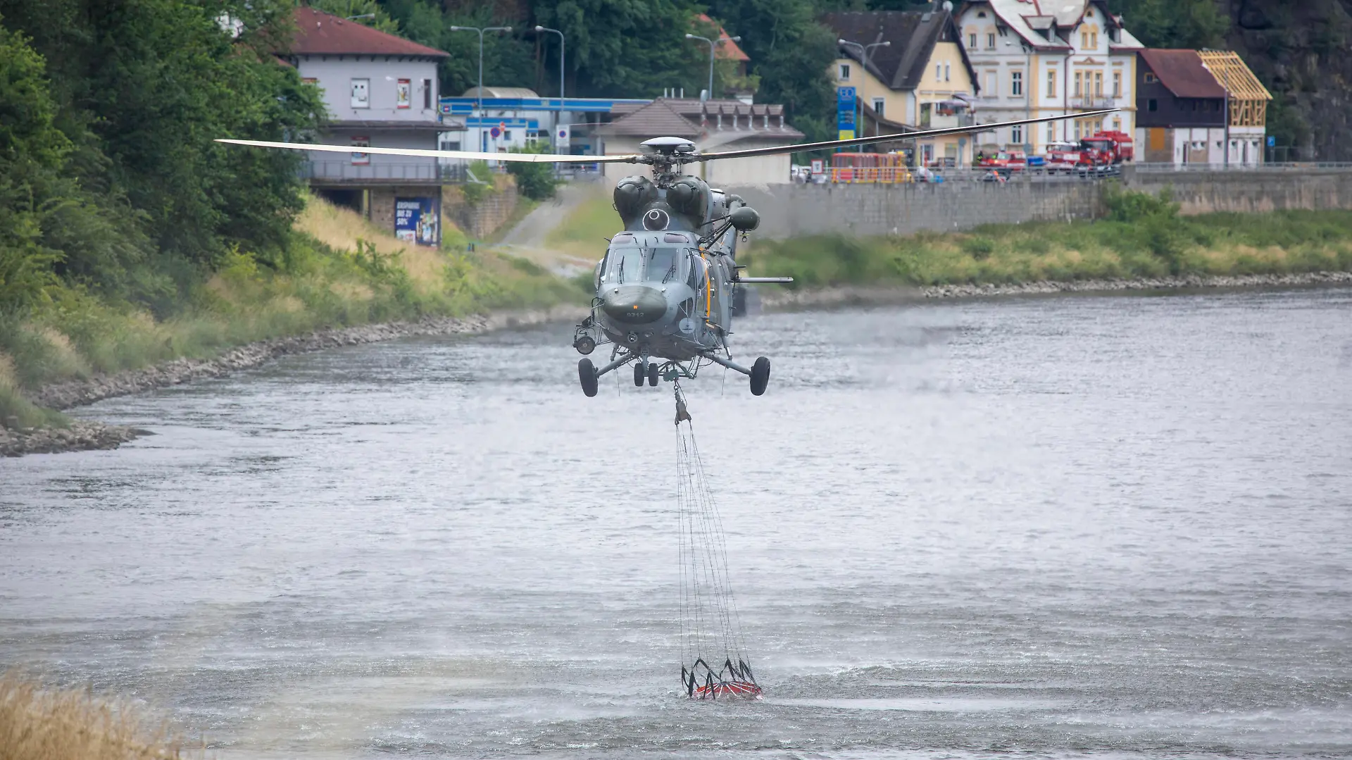 ID 628 Weiterhin Großeinsatz für unzählige Feuerwehren im Waldbrandgebiet der Sächsischen Schweiz bei Bad Schandau. Die ganze Nacht wurde gelöscht. Mittlerweile sind mehrere Hubschrauber des tschechischen Militärs im Einsatz. Sie löschen den Brand aus der Luft. Dazu wird das Wasser aus der Elbe genutzt. Die Schifffahrt ist eingestellt. Auch die deutschen Kameraden arbeiten am Limit. Kameraden mussten abgelöst werden. Ein Kraftakt: Die Kameraden mussten unzählige hunderte Meter an Schläuchen über hundert Höhenmeter in das Naturschutzgebiet. Die Löscharbeiten dauern an. Schmilka Sachsen Deutschland *** ID 628 Continued large-scale operation for countless firefighters in the forest fire area of Saxon Switzerland near Bad Schanda