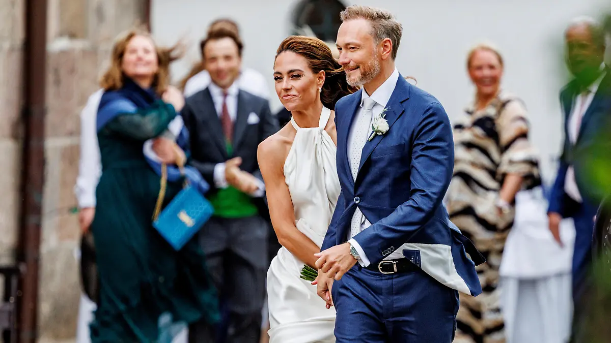 Bundesfinanzminister Christian Lindner (FDP) und seine Frau Franca Lehfeldt kommen nach der kirchlichen Trauung aus der Kirche St. Severin. Lindner hat seine Partnerin Lehfeldt am 07. Juli 2022 auf Sylt standesamtlich geheiratet.