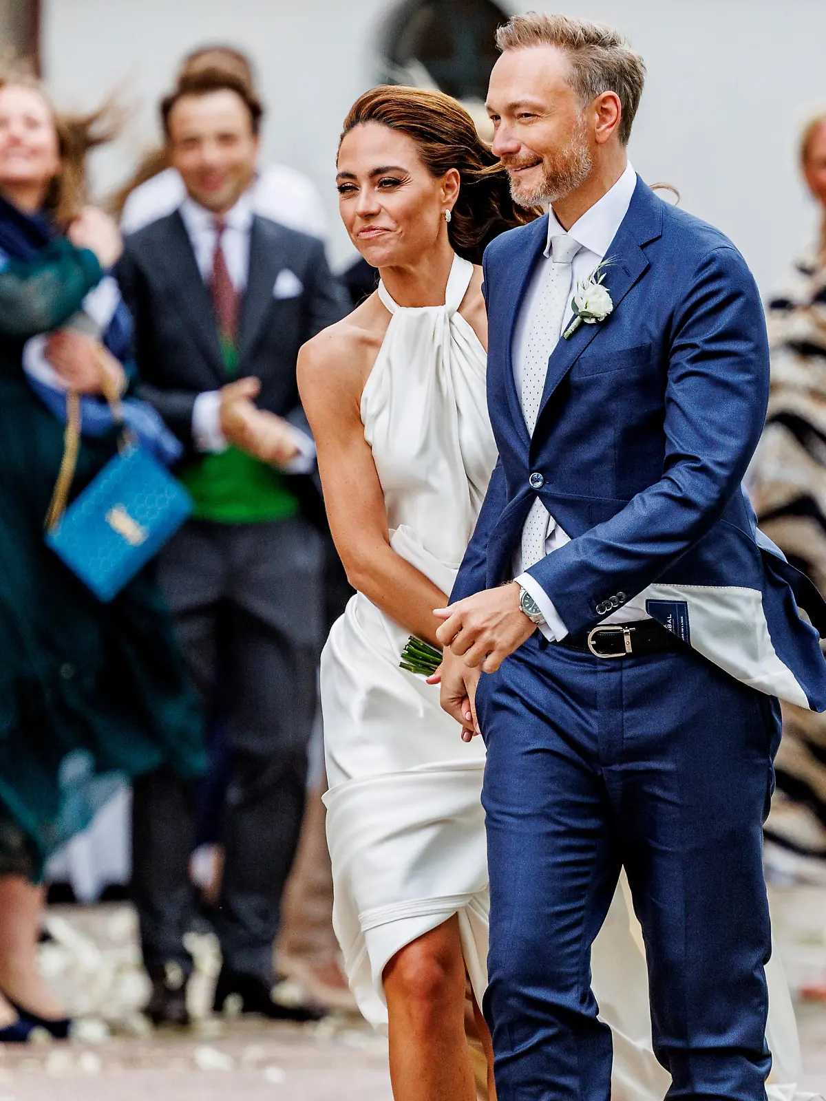 Bundesfinanzminister Christian Lindner (FDP) und seine Frau Franca Lehfeldt kommen nach der kirchlichen Trauung aus der Kirche St. Severin. Lindner hat seine Partnerin Lehfeldt am 07. Juli 2022 auf Sylt standesamtlich geheiratet.