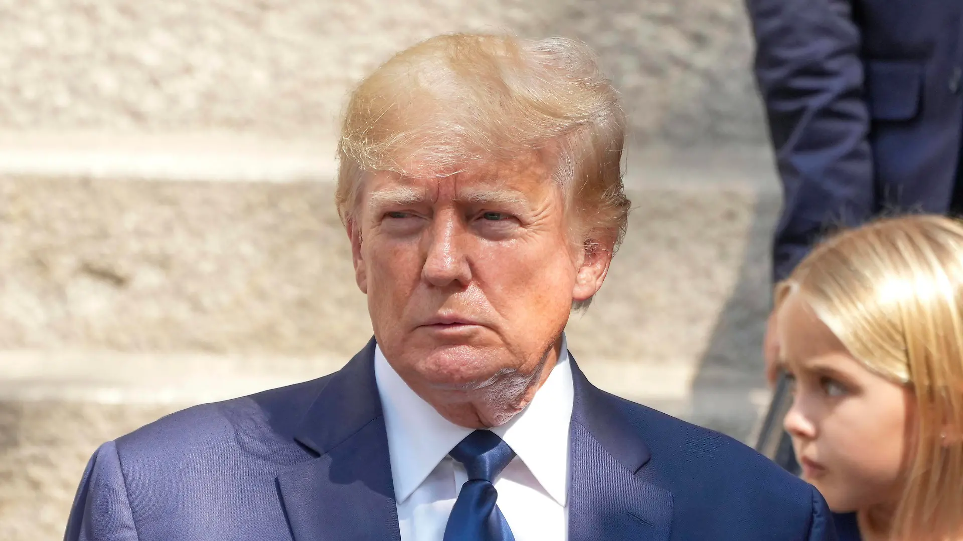Donald Trump mit Ehfrau Melania Trump bei der Trauerfeier für Ivana Trump in der römisch-katholischen Kirche St. Vincent. Ivana Trump, die erste Frau des ehemaligen Präsidenten Donald Trump, starb im Alter von 73 Jahren nach einem Sturz auf der Treppe ihres Hauses in Manhattan. New York, 20.07.2022 *** Donald Trump with wife Melania Trump at funeral service for Ivana Trump at St Vincent Roman Catholic Church Ivana Trump, the first wife of former President Donald Trump, died at age 73 after falling on the stairs of her Manhattan home New York, 20 07 2022 Foto:xJ.xNacionxx/xFuturexImage