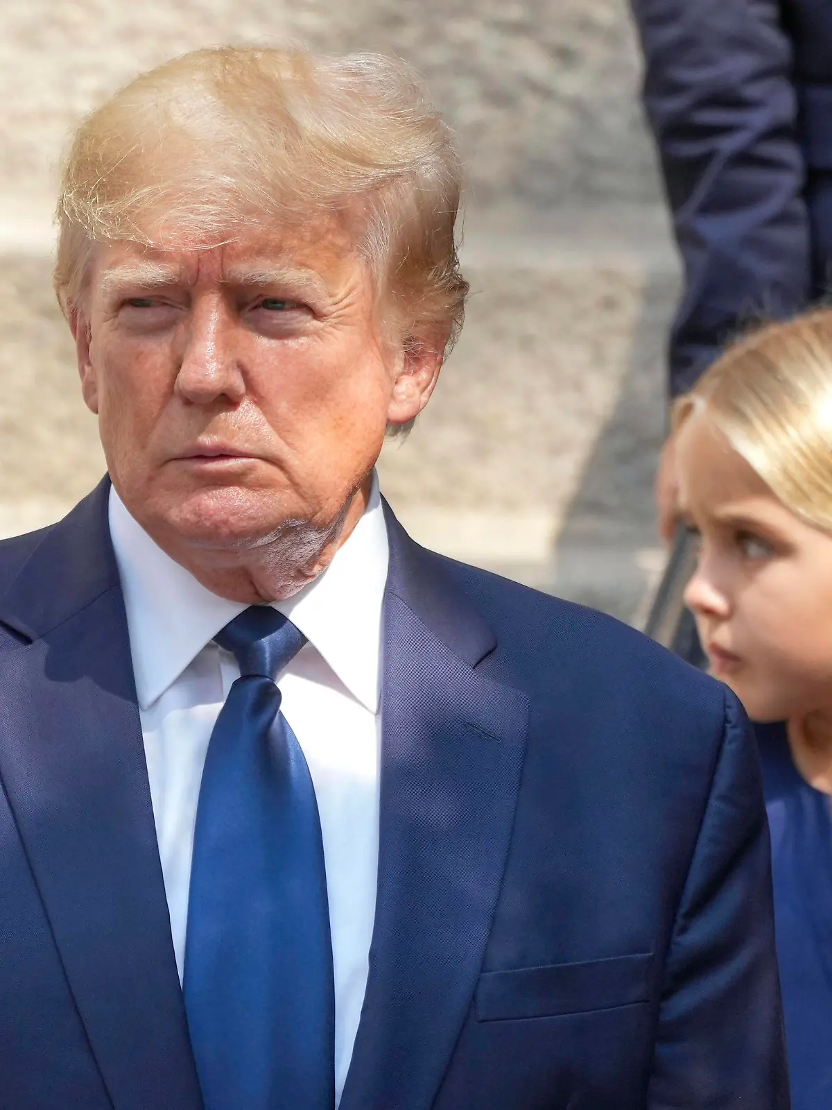  Donald Trump mit Ehfrau Melania Trump bei der Trauerfeier für Ivana Trump in der römisch-katholischen Kirche St. Vincent. Ivana Trump, die erste Frau des ehemaligen Präsidenten Donald Trump, starb im Alter von 73 Jahren nach einem Sturz auf der Treppe ihres Hauses in Manhattan. New York, 20.07.2022 *** Donald Trump with wife Melania Trump at funeral service for Ivana Trump at St Vincent Roman Catholic Church Ivana Trump, the first wife of former President Donald Trump, died at age 73 after falling on the stairs of her Manhattan home New York, 20 07 2022 Foto:xJ.xNacionxx/xFuturexImage