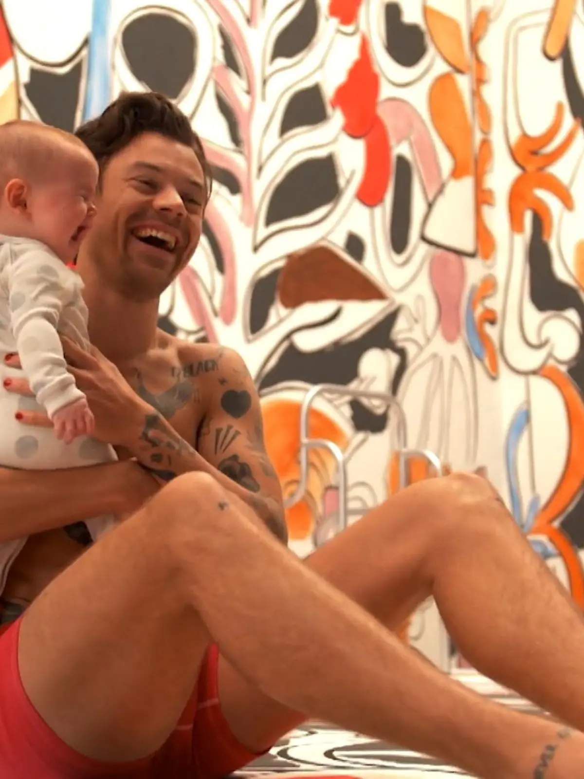 Bild zu: "Harry Styles mit Baby auf dem Arm"