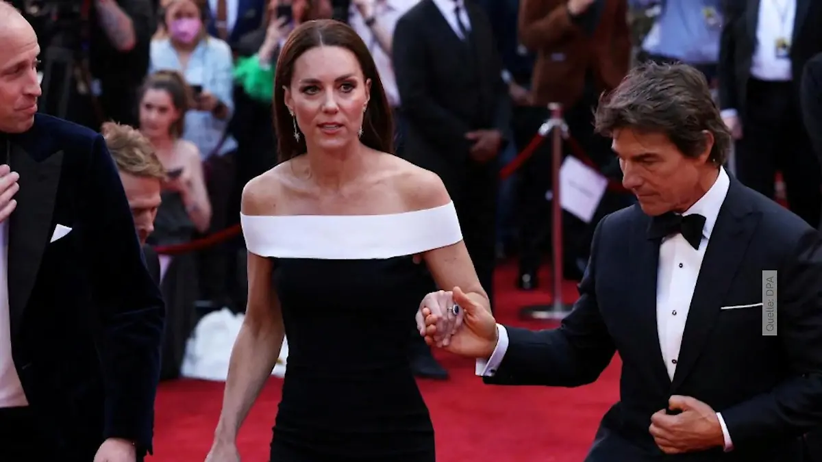 Tom Cruise hilft Herzogin Kate die Treppe rauf Bei "Top Gun: Maverick"-Premiere