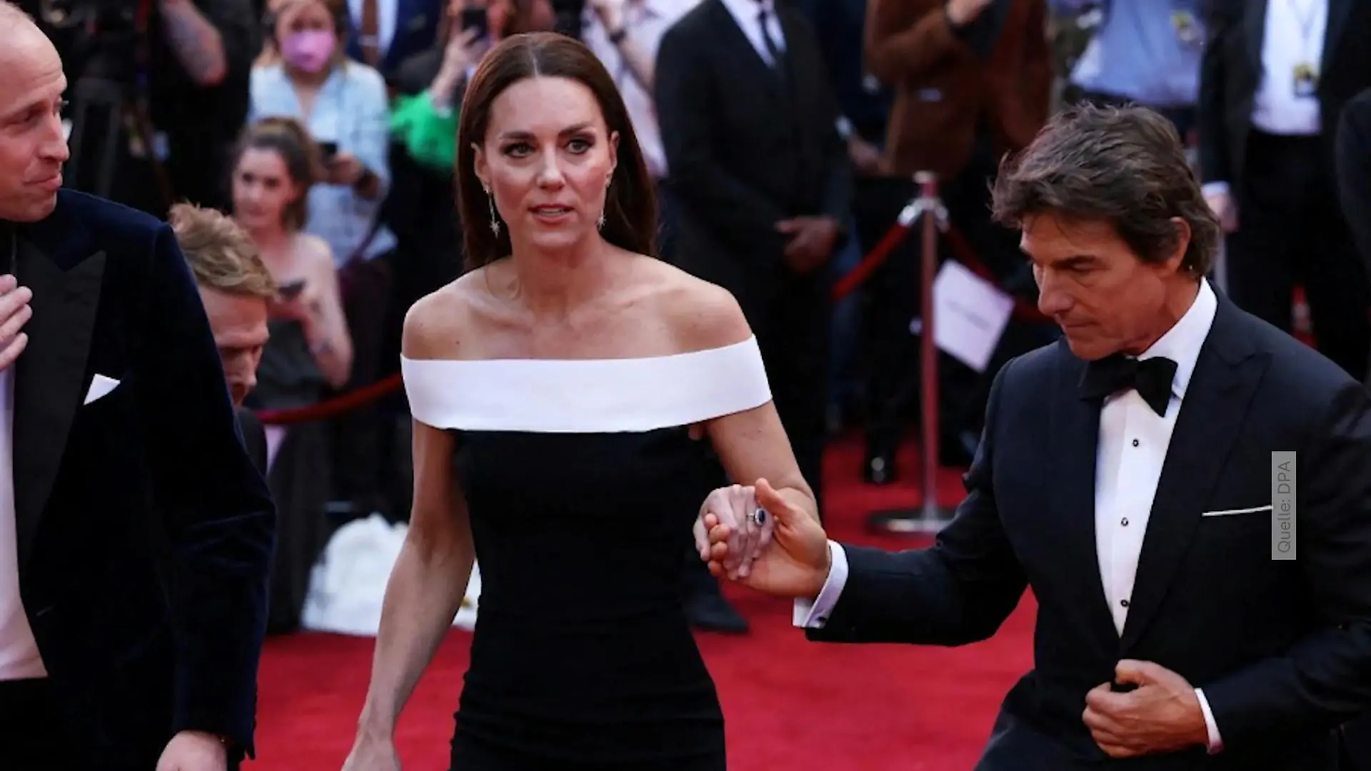 Tom Cruise hilft Herzogin Kate die Treppe rauf Bei "Top Gun: Maverick"-Premiere