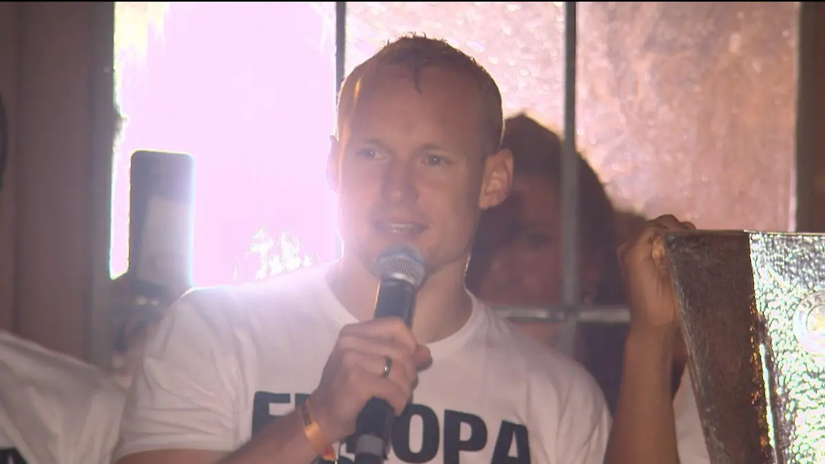 Sebastian Rode spricht zu Fans: "Der Pokal ist für euch!" Emotionale Ansprache