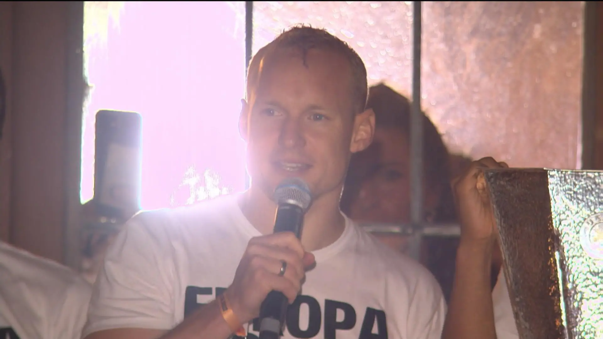 Sebastian Rode spricht zu Fans: "Der Pokal ist für euch!" Emotionale Ansprache