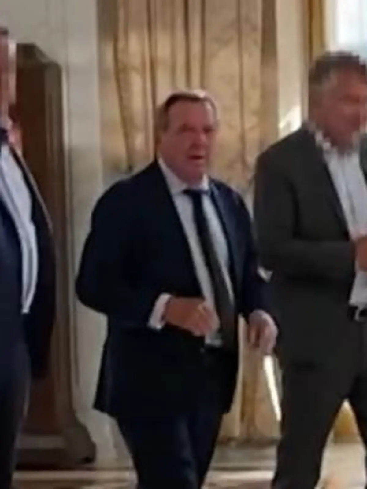 Schröder macht verneindlich Urlaub in Moskau, ganz in der Nähe der Zentrale des russischen Ölkonzerns Rosneft.