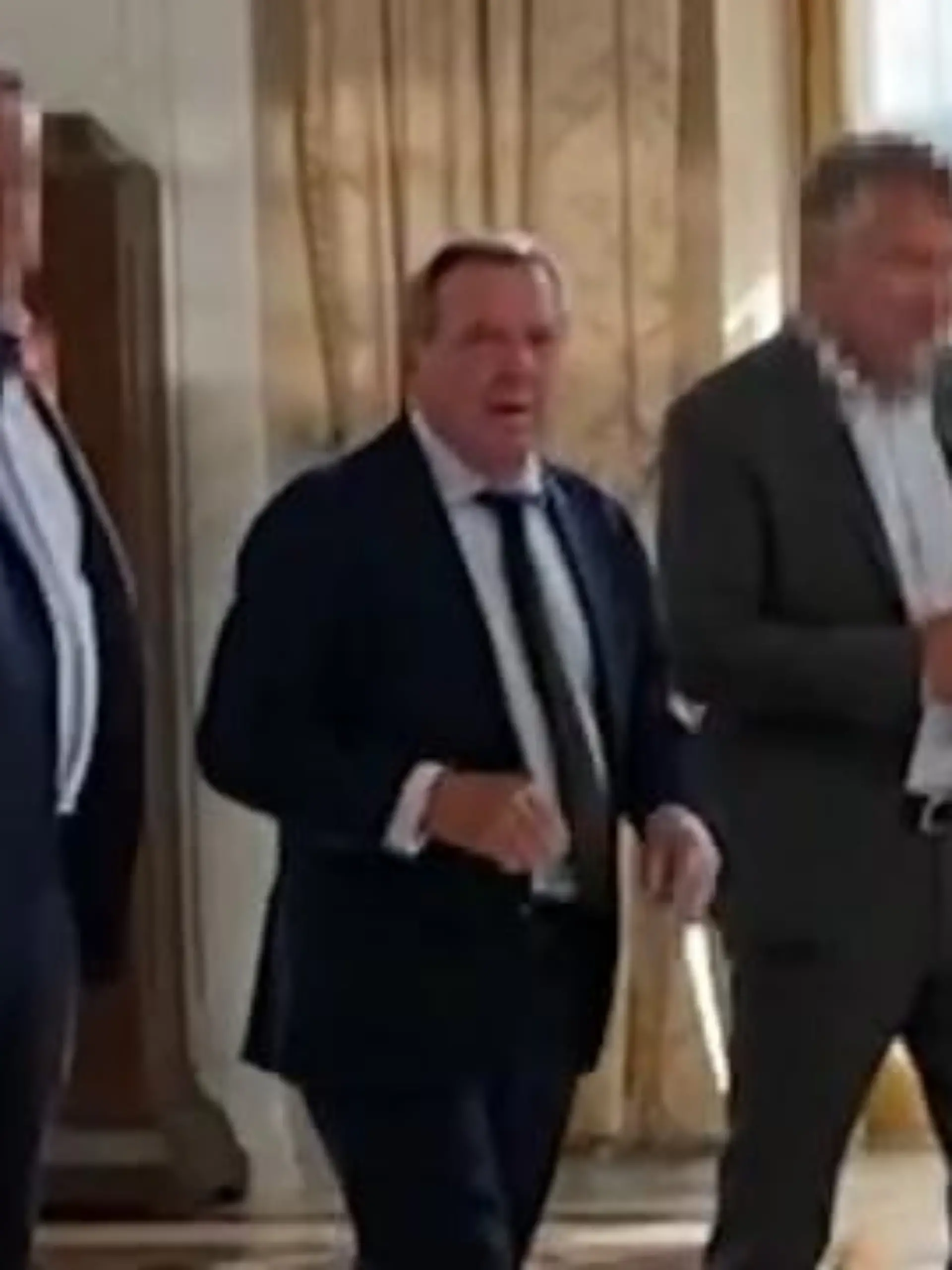 Schröder macht verneindlich Urlaub in Moskau, ganz in der Nähe der Zentrale des russischen Ölkonzerns Rosneft.