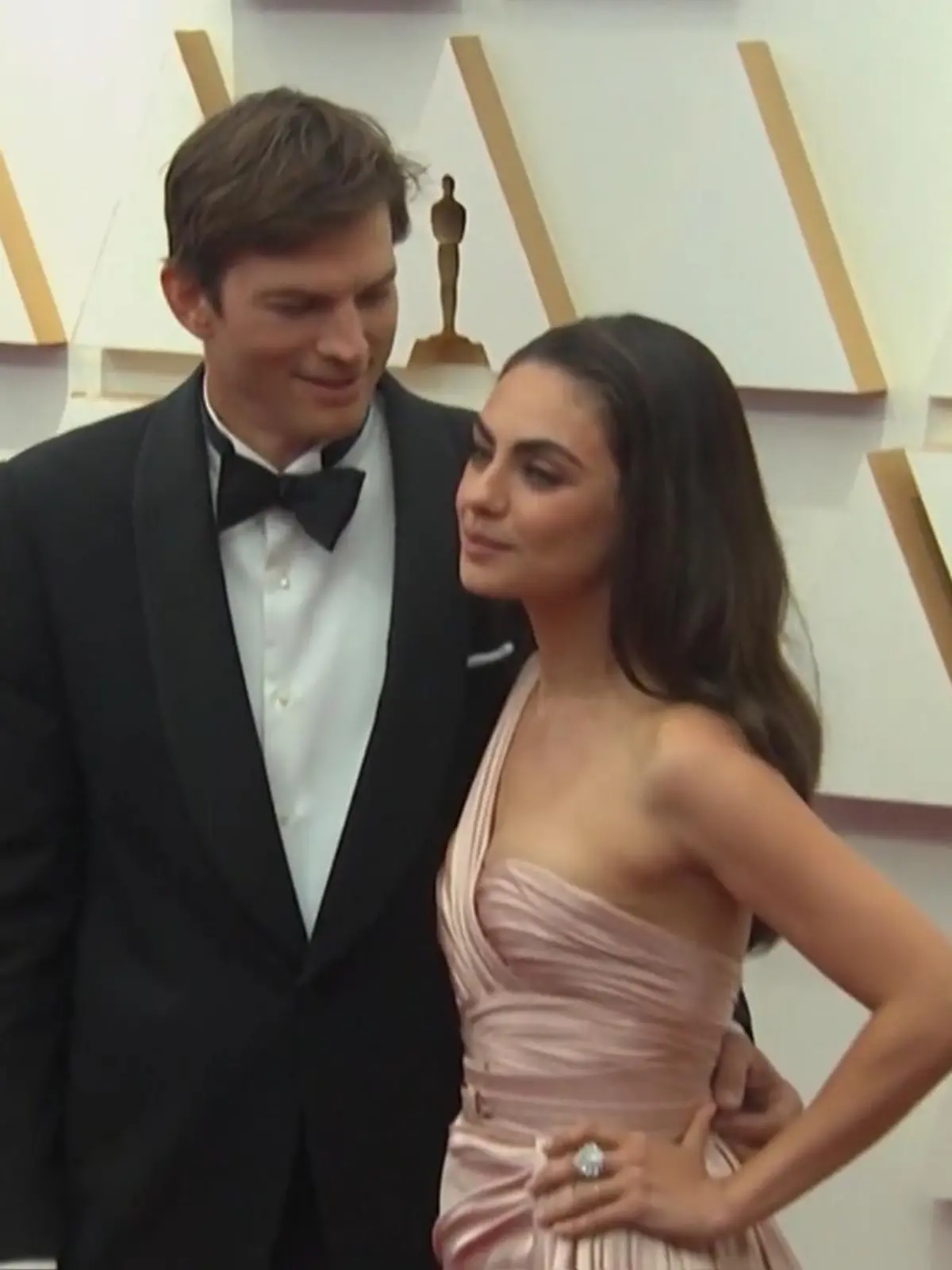 Bild zu: "Ashton Kutcher macht Mila eine Liebeserklärung"