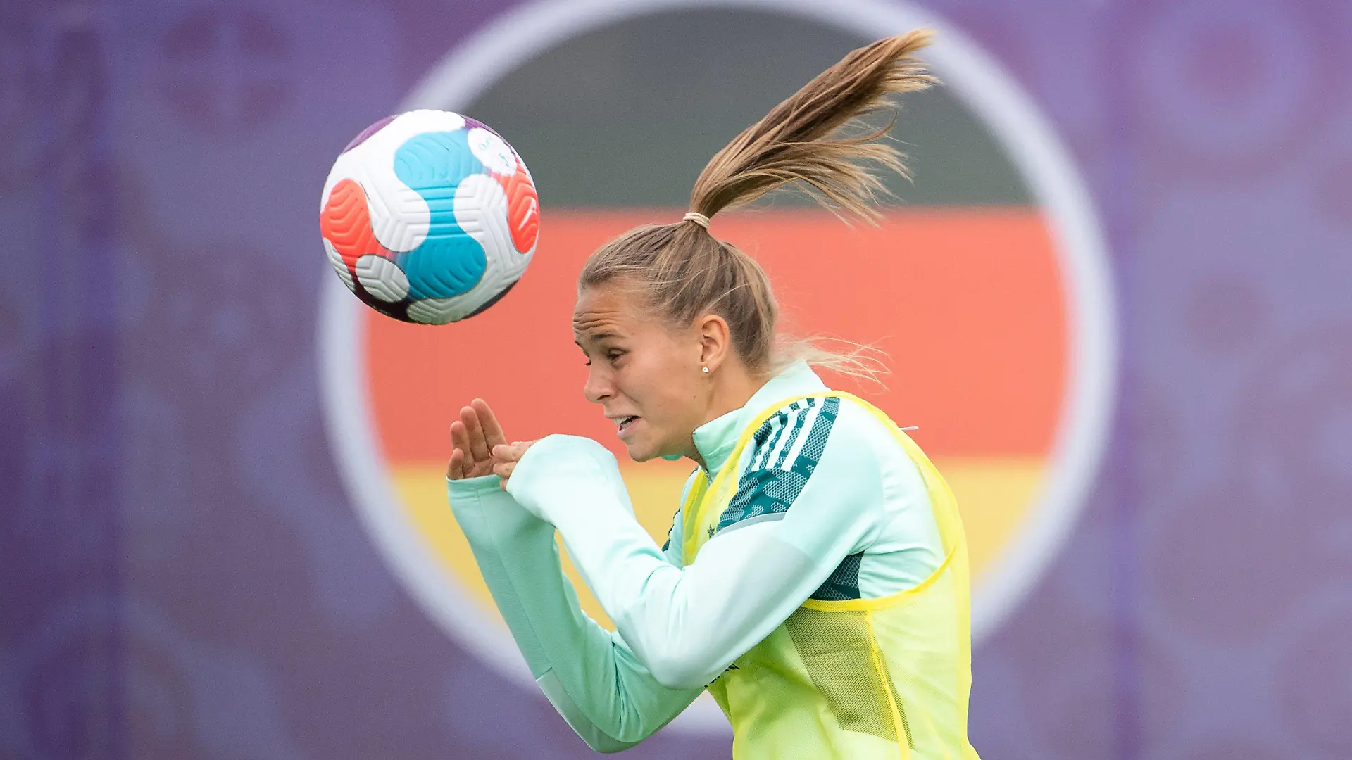 25.07.2022, Großbritannien, London: Fußball: Nationalmannschaft, Frauen, EM 2022, Training: Deutschlands Klara Bühl spielt einen Kopfball. Foto: Sebastian Gollnow/dpa - WICHTIGER HINWEIS: Gemäß den Vorgaben der DFL Deutsche Fußball Liga bzw. des DFB Deutscher Fußball-Bund ist es untersagt, in dem Stadion und/oder vom Spiel angefertigte Fotoaufnahmen in Form von Sequenzbildern und/oder videoähnlichen Fotostrecken zu verwerten bzw. verwerten zu lassen. +++ dpa-Bildfunk +++
