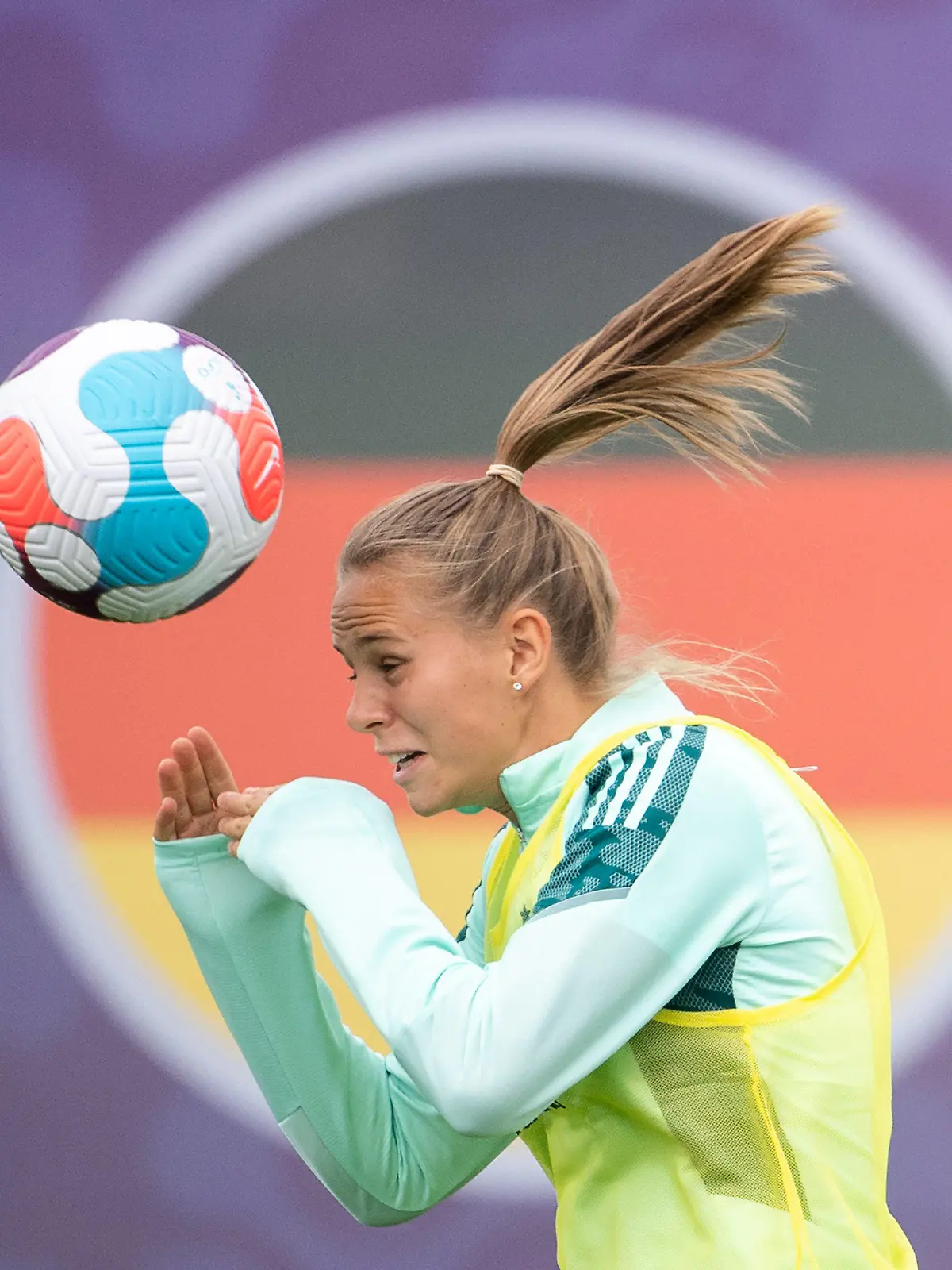 25.07.2022, Großbritannien, London: Fußball: Nationalmannschaft, Frauen, EM 2022, Training: Deutschlands Klara Bühl spielt einen Kopfball. Foto: Sebastian Gollnow/dpa - WICHTIGER HINWEIS: Gemäß den Vorgaben der DFL Deutsche Fußball Liga bzw. des DFB Deutscher Fußball-Bund ist es untersagt, in dem Stadion und/oder vom Spiel angefertigte Fotoaufnahmen in Form von Sequenzbildern und/oder videoähnlichen Fotostrecken zu verwerten bzw. verwerten zu lassen. +++ dpa-Bildfunk +++