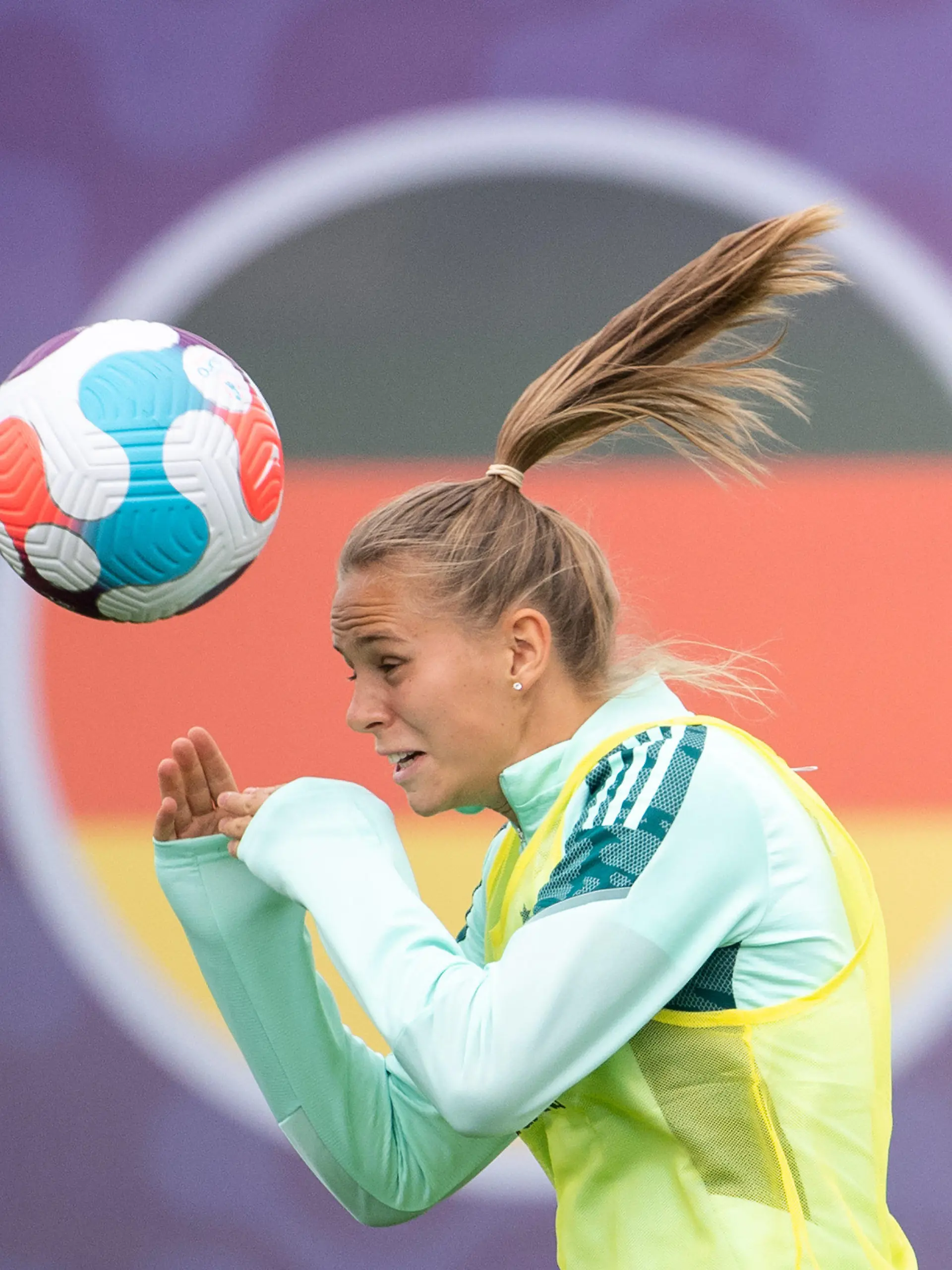 25.07.2022, Großbritannien, London: Fußball: Nationalmannschaft, Frauen, EM 2022, Training: Deutschlands Klara Bühl spielt einen Kopfball. Foto: Sebastian Gollnow/dpa - WICHTIGER HINWEIS: Gemäß den Vorgaben der DFL Deutsche Fußball Liga bzw. des DFB Deutscher Fußball-Bund ist es untersagt, in dem Stadion und/oder vom Spiel angefertigte Fotoaufnahmen in Form von Sequenzbildern und/oder videoähnlichen Fotostrecken zu verwerten bzw. verwerten zu lassen. +++ dpa-Bildfunk +++